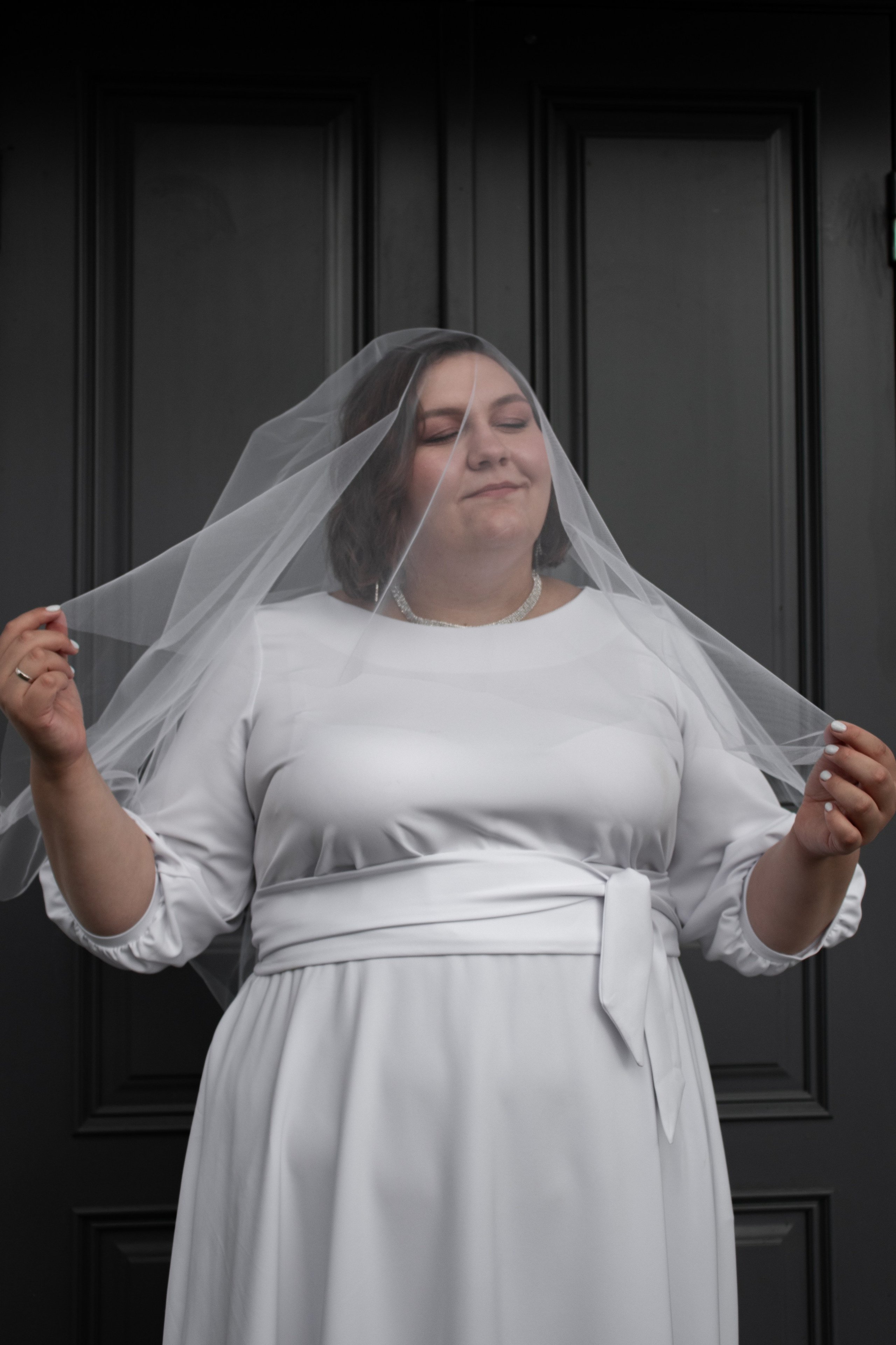 Свадебная прогулочная фотосессия возле Томского государственного университета