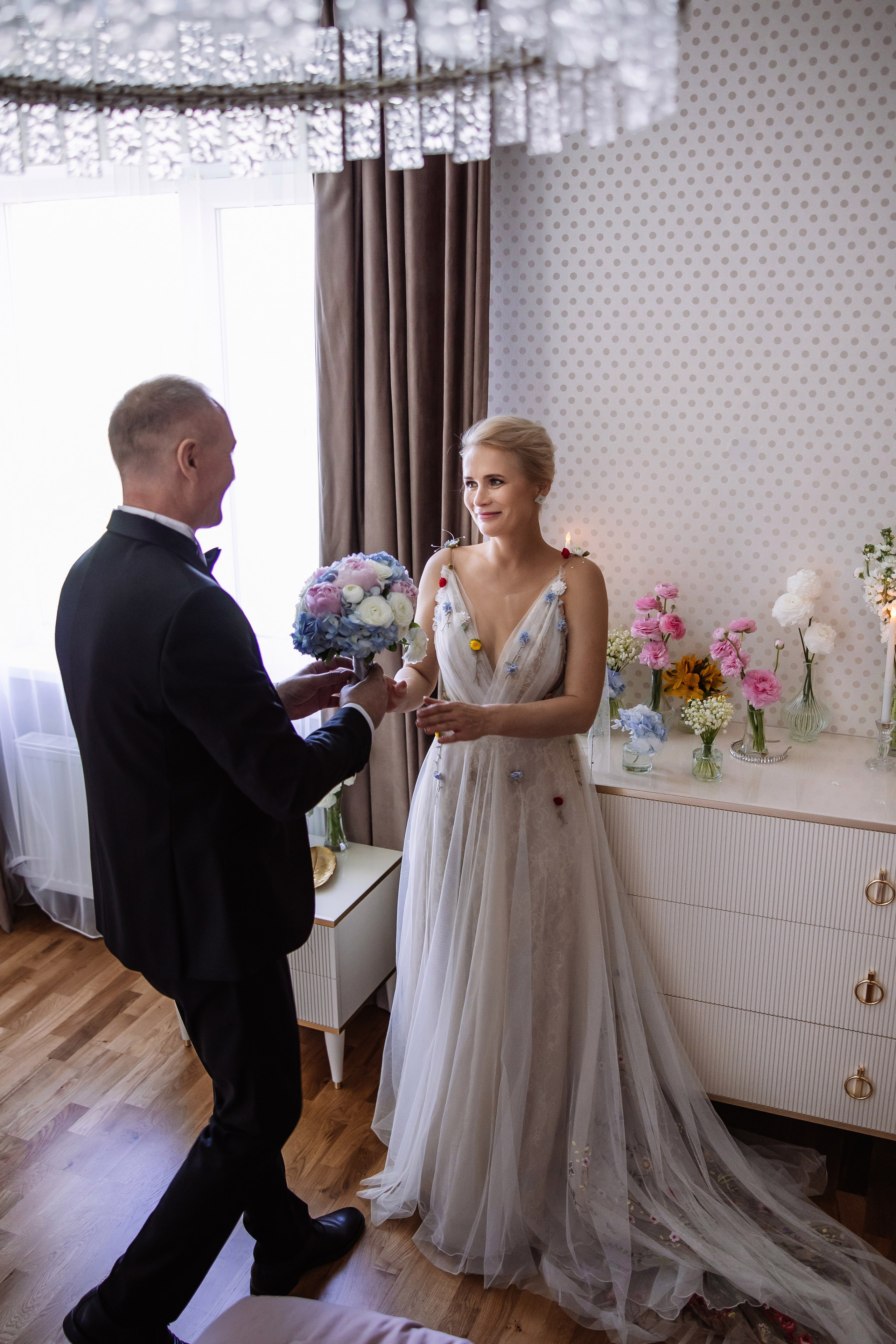 Романтическая свадебная фотосъемка - жених дарит букет цветов невесте