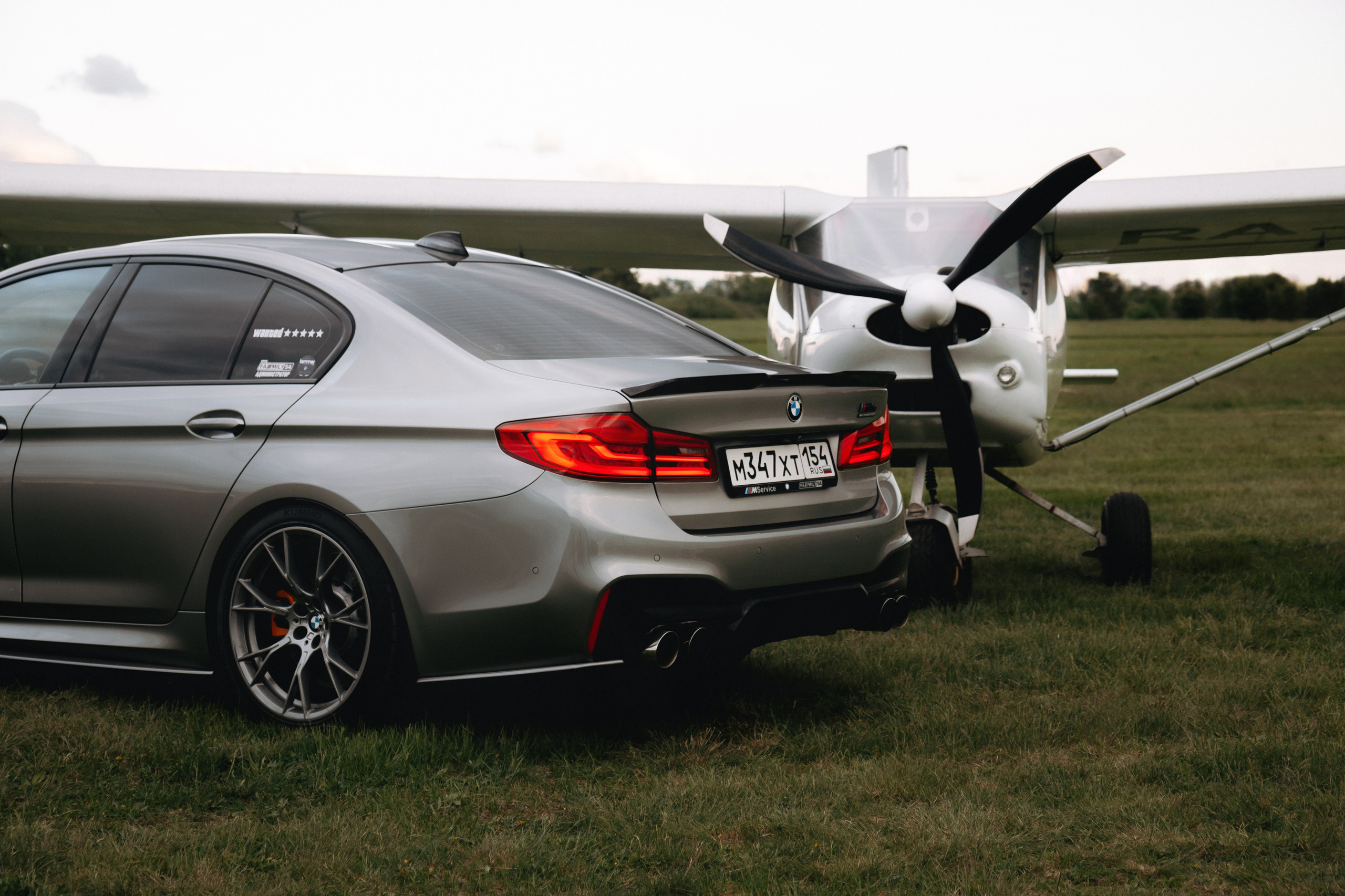 BMW M5 with plane. Автомобильный фотограф и видеограф в Новосибирске|Александра Косухина