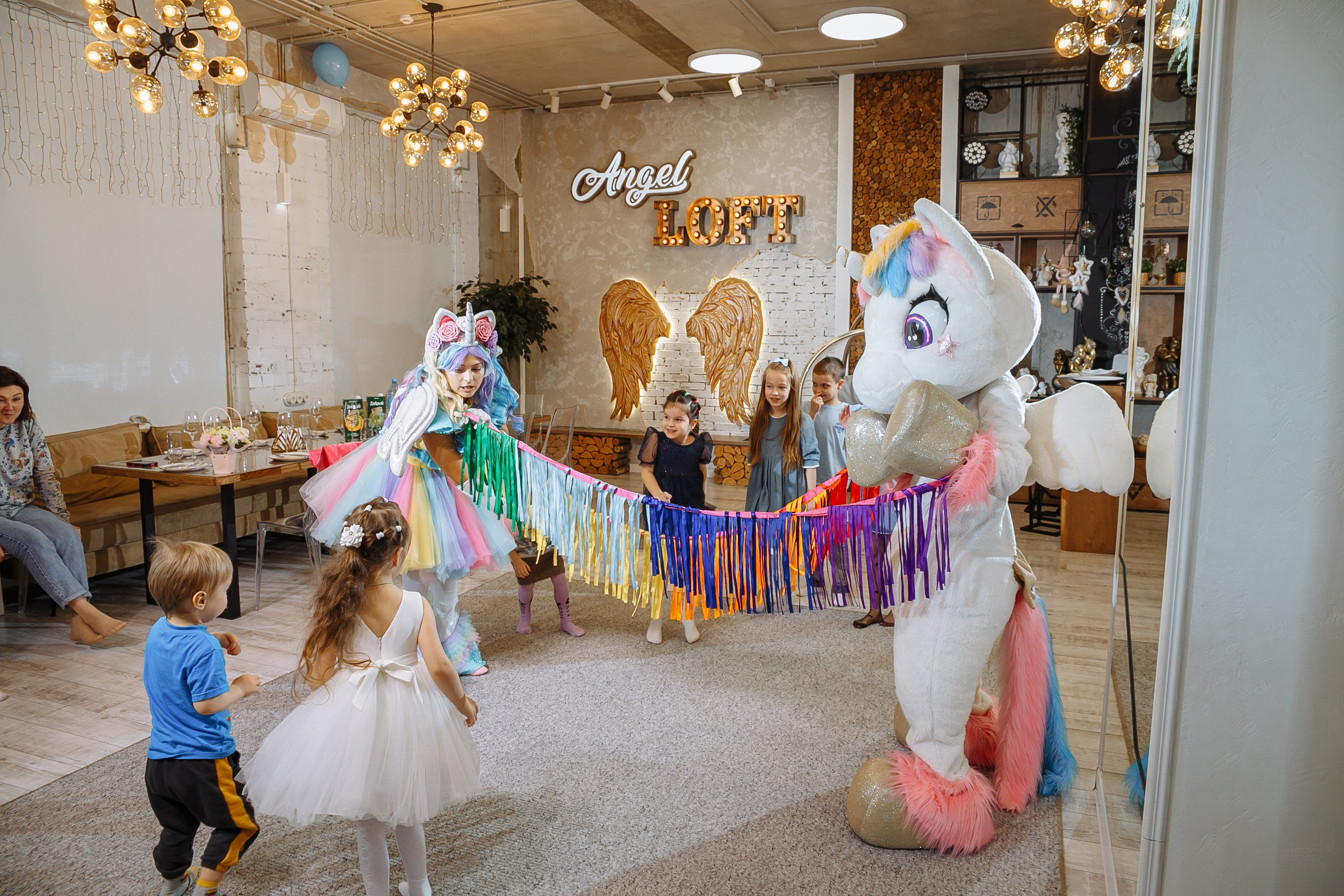 Насте 5 лет, дети играют в Ангел лофт. Событийный фотограф Максим Бескоровайновнов