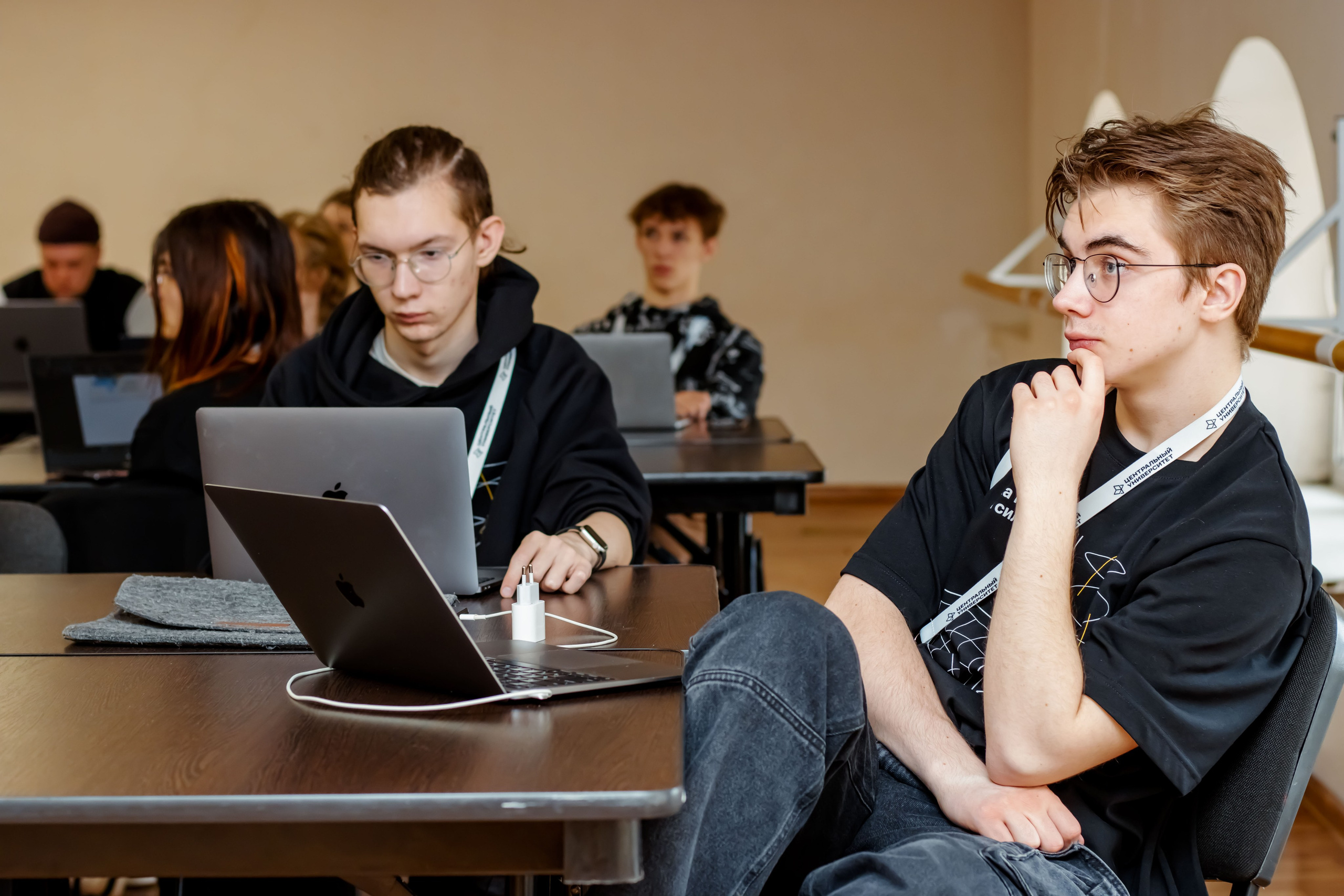 Центральный университет Т-Банка. Репортажный фотограф в Москве Катя Луговая, портретный фотограф и «street» фотограф, фотосессии «под ключ»