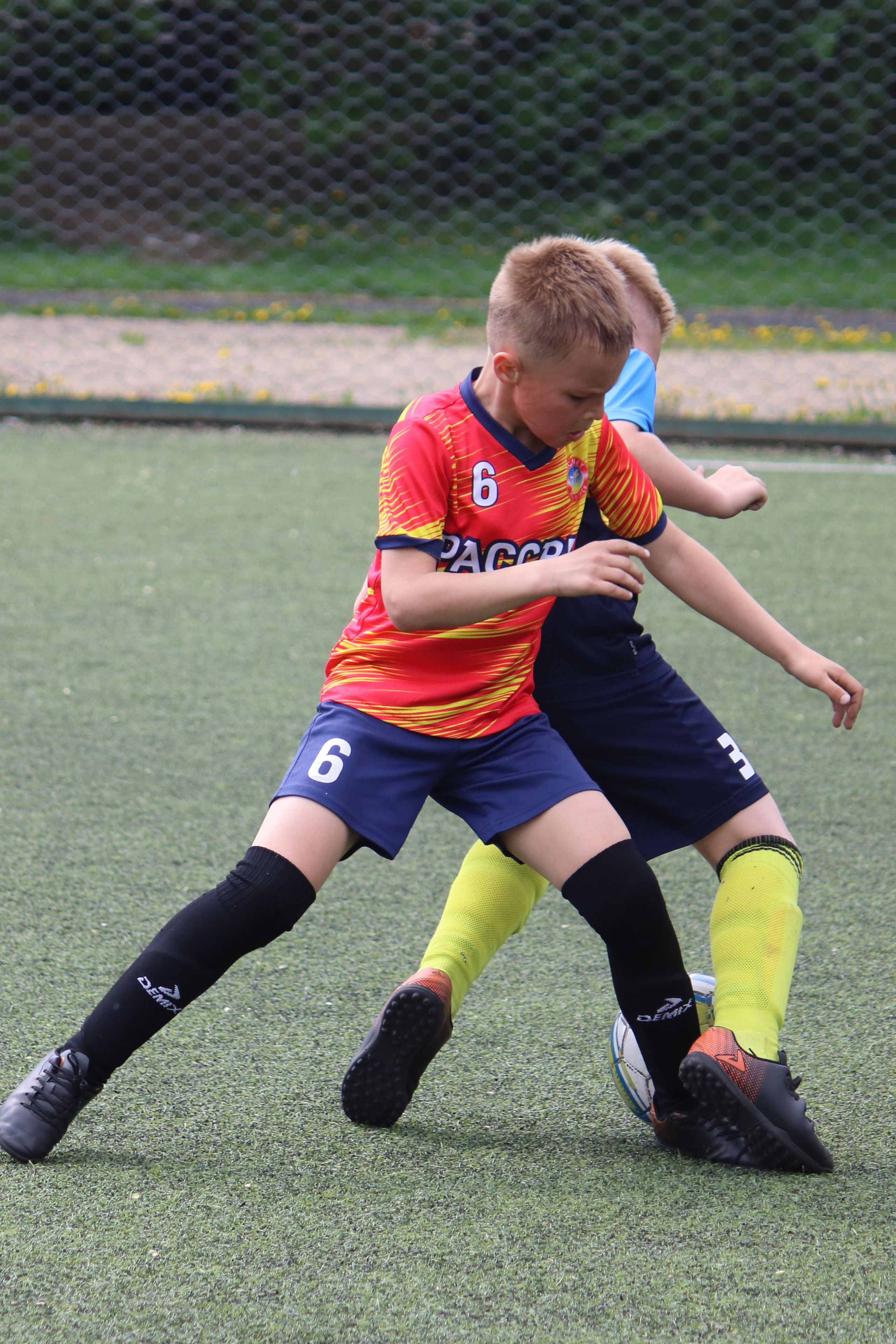 Упорная борьба футболистов на детской товарищеской игре