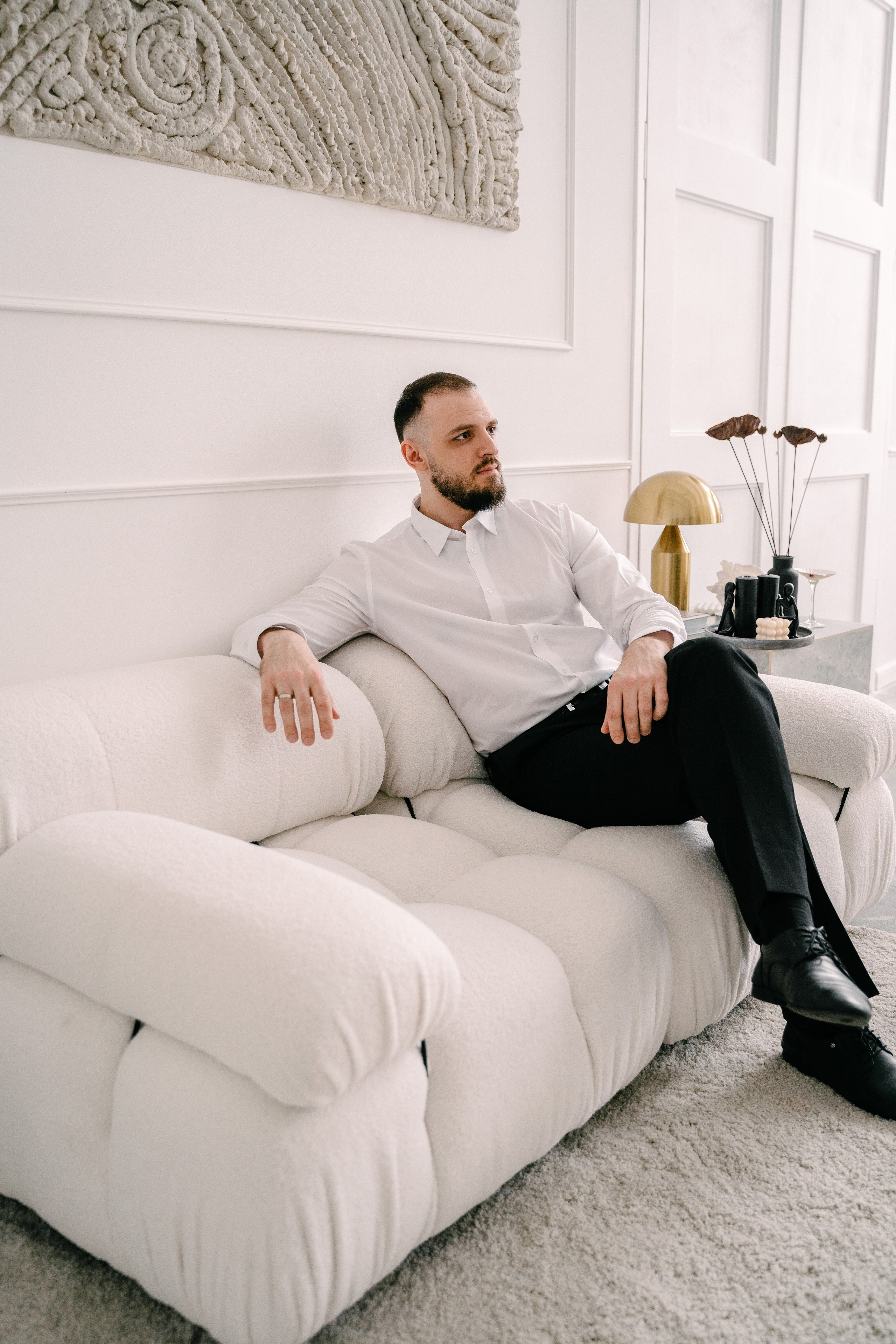 красивая поза жениха с разных ракурсов в подборке