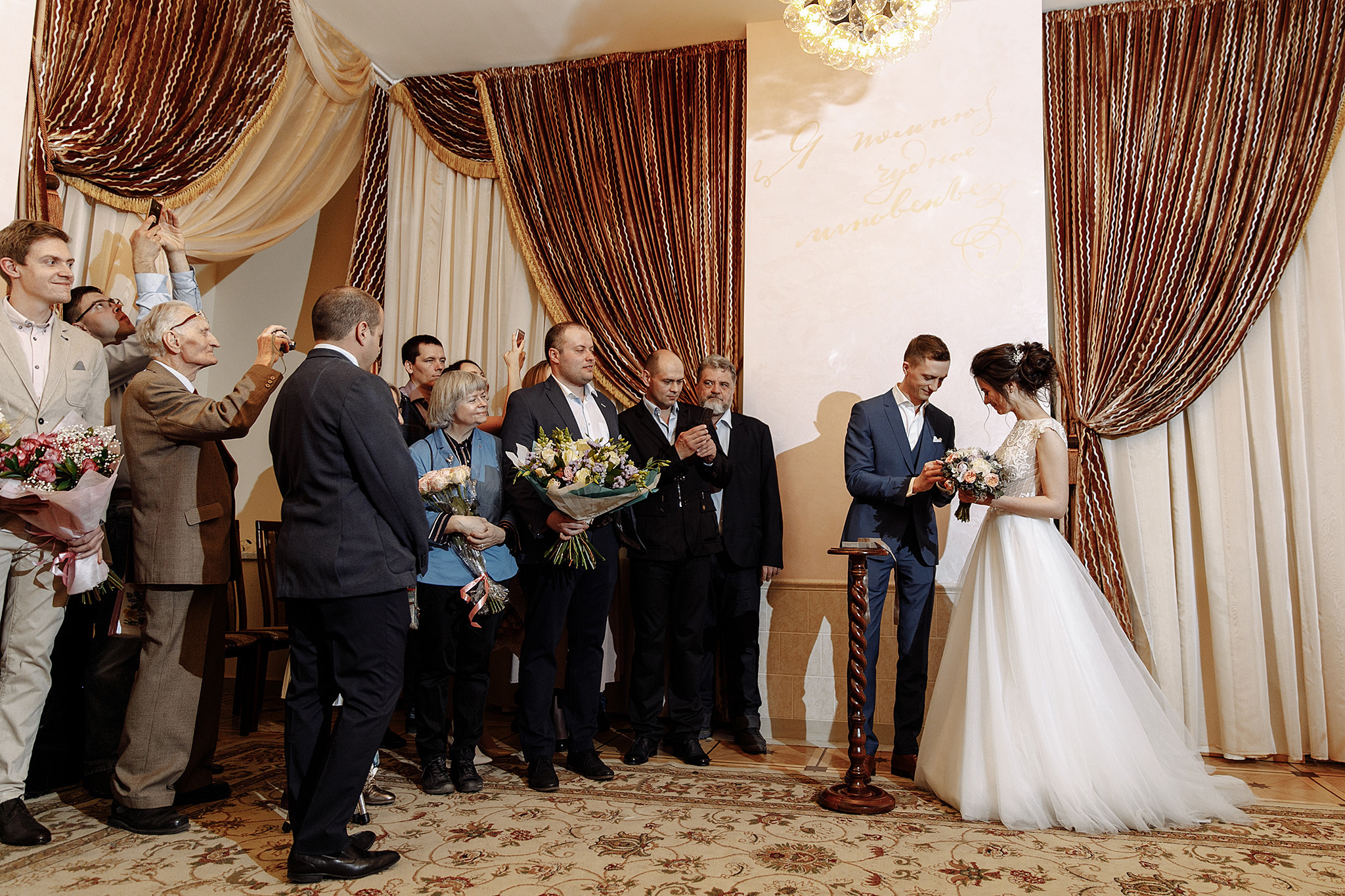 Эмоции в загсе, носы и пальцы. Фотограф Игорь Цаплин