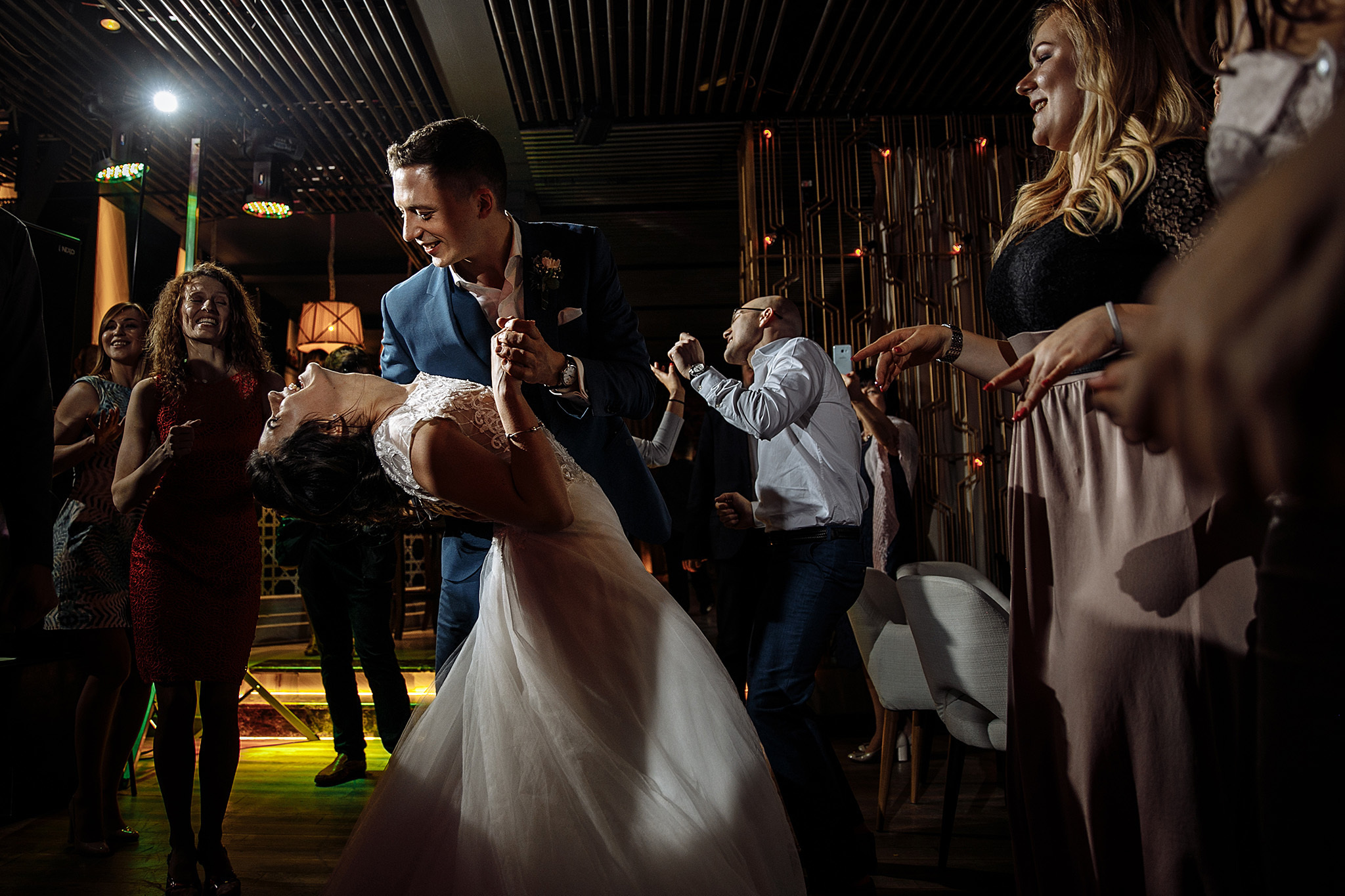 Эмоции в загсе, носы и пальцы. Фотограф Игорь Цаплин