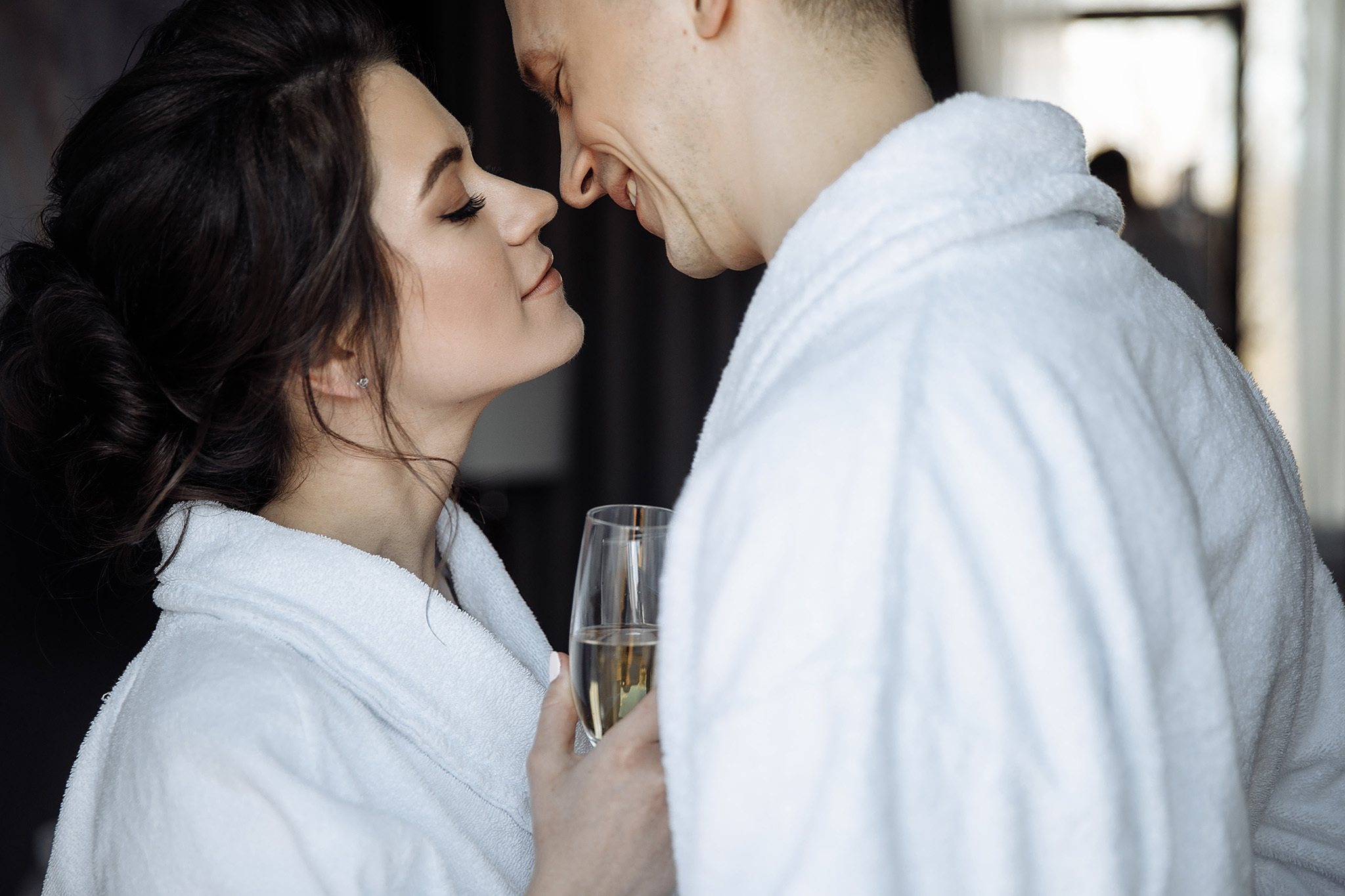 Эмоции в загсе, носы и пальцы. Фотограф Игорь Цаплин