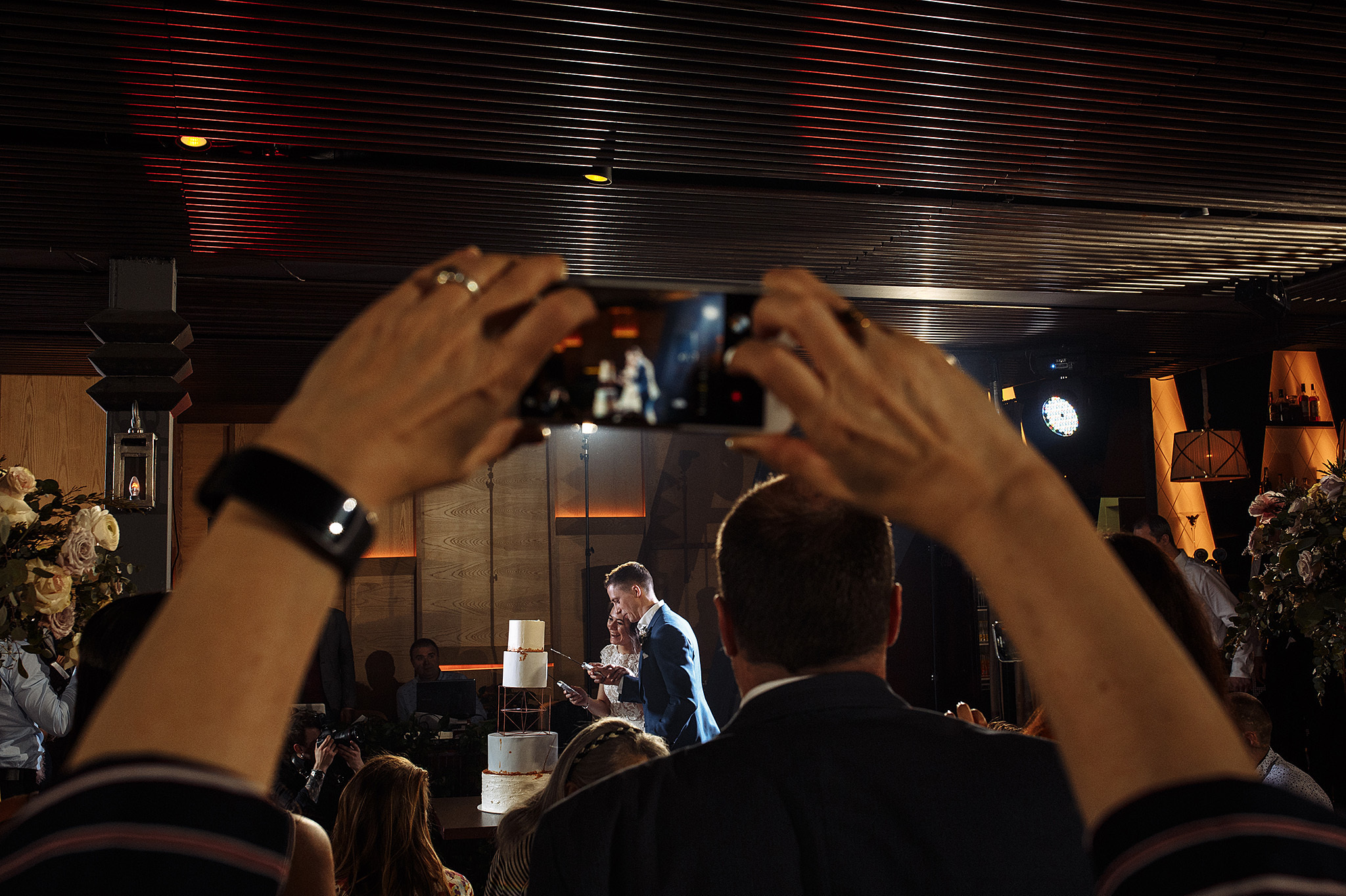 Эмоции в загсе, носы и пальцы. Фотограф Игорь Цаплин