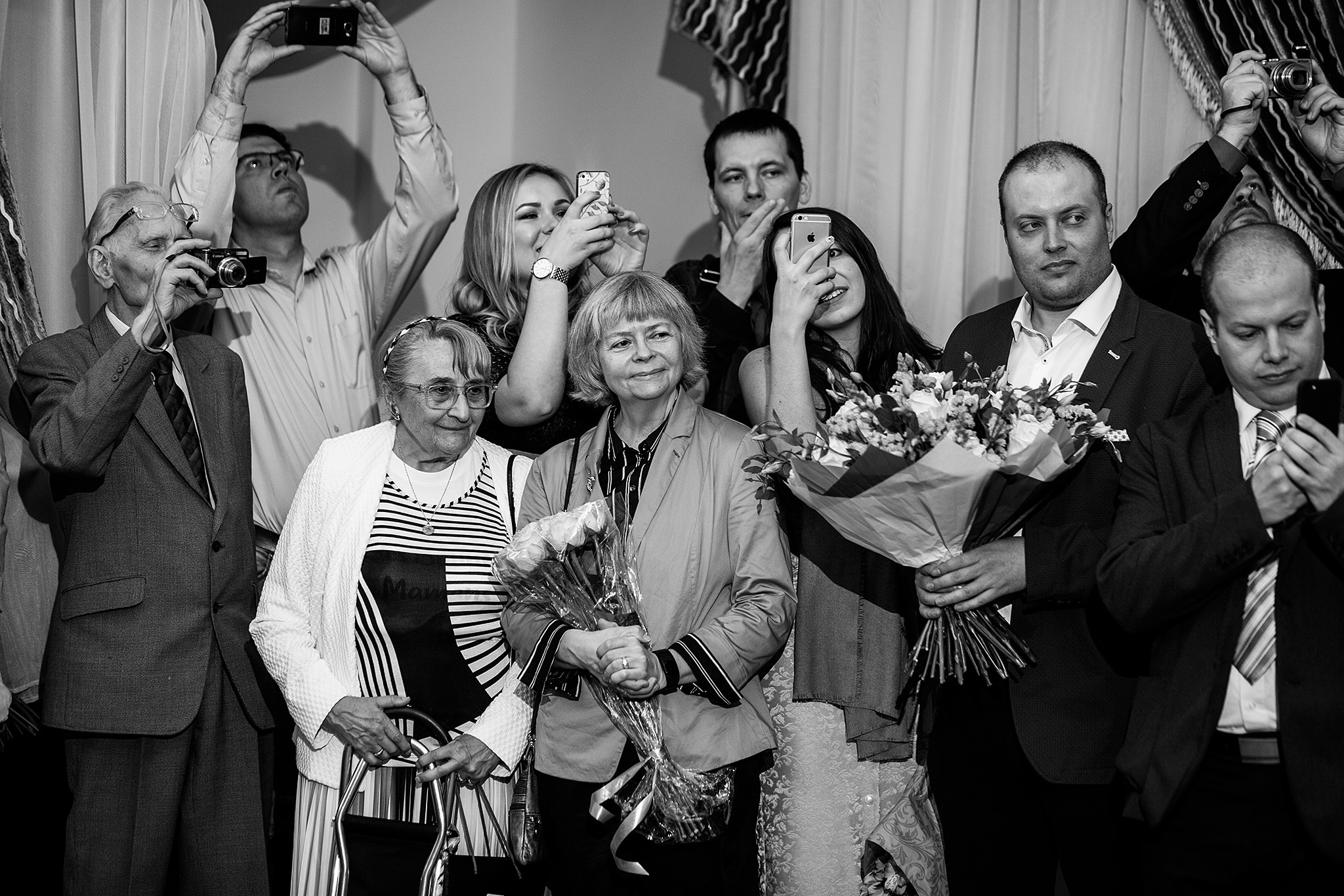 Эмоции в загсе, носы и пальцы. Фотограф Игорь Цаплин