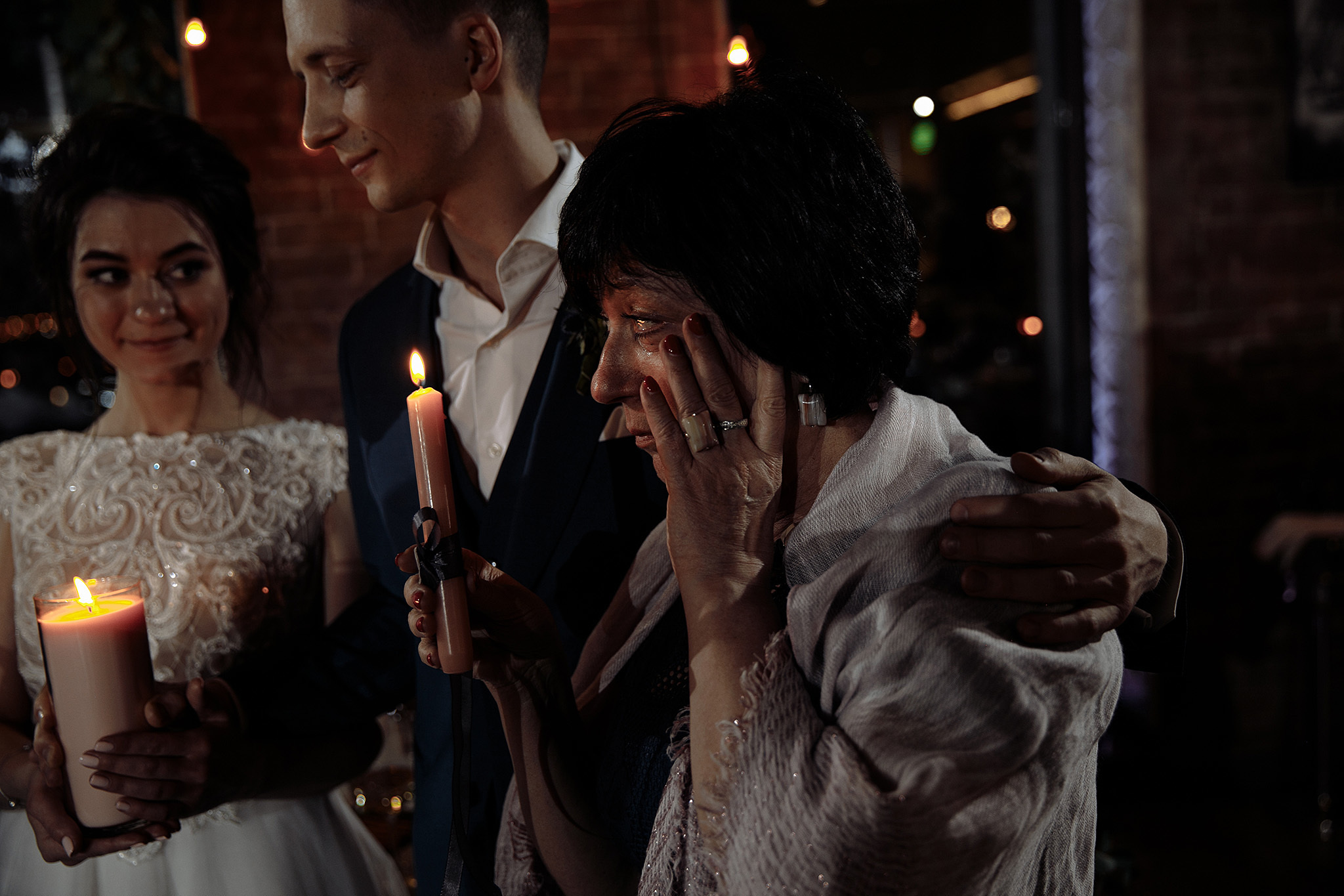 Эмоции в загсе, носы и пальцы. Фотограф Игорь Цаплин