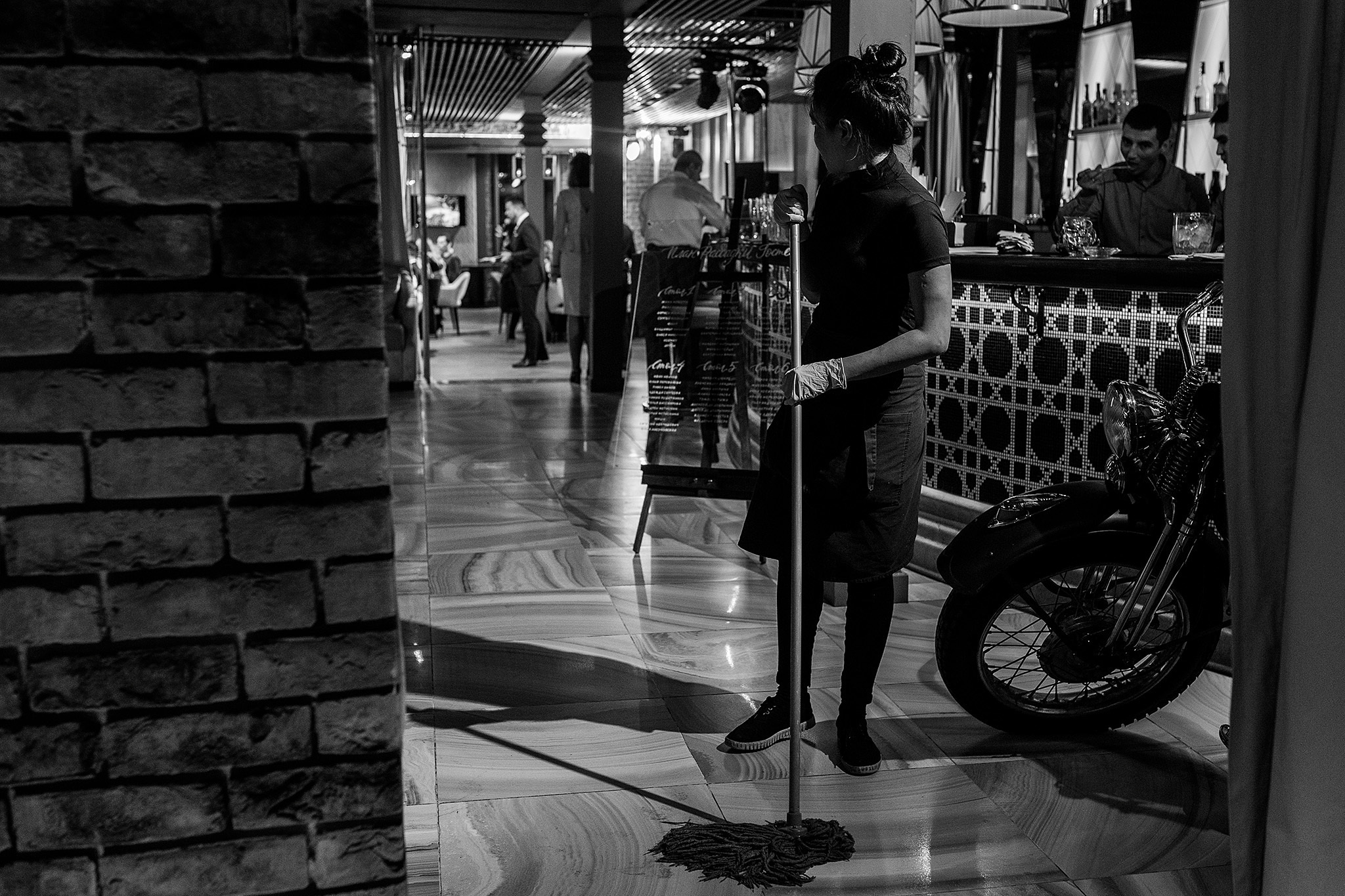 Эмоции в загсе, носы и пальцы. Фотограф Игорь Цаплин