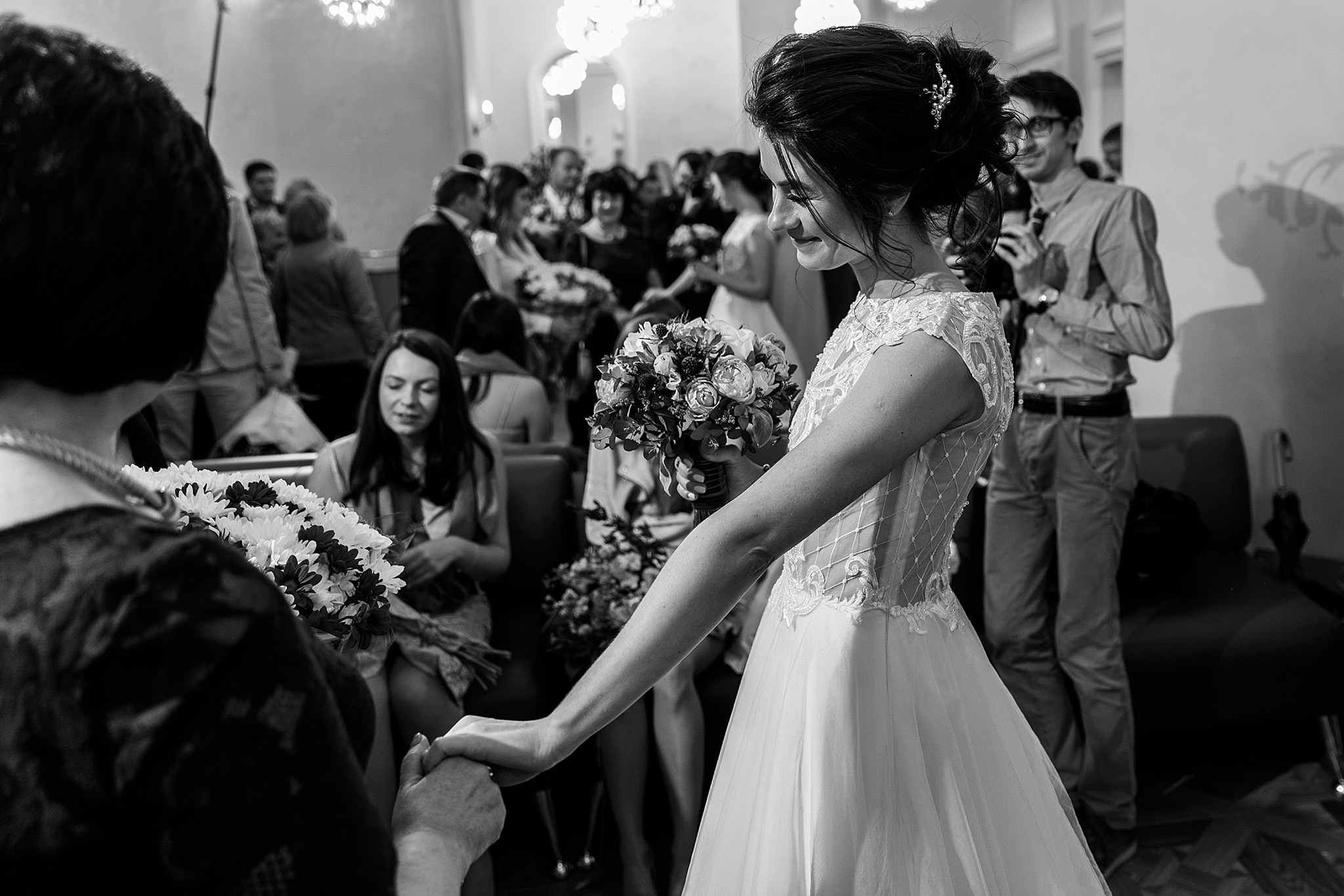 Эмоции в загсе, носы и пальцы. Фотограф Игорь Цаплин