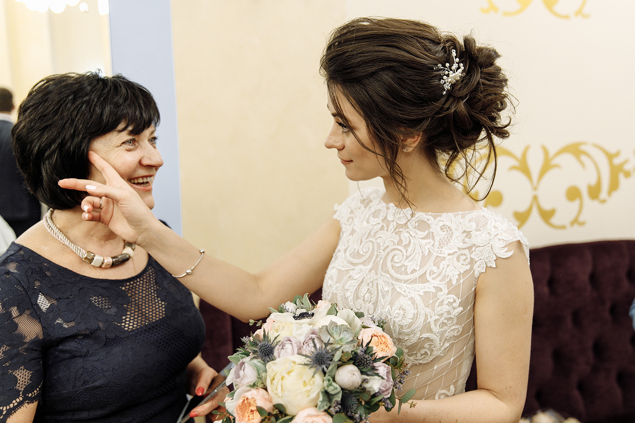 Эмоции в загсе, носы и пальцы. Фотограф Игорь Цаплин