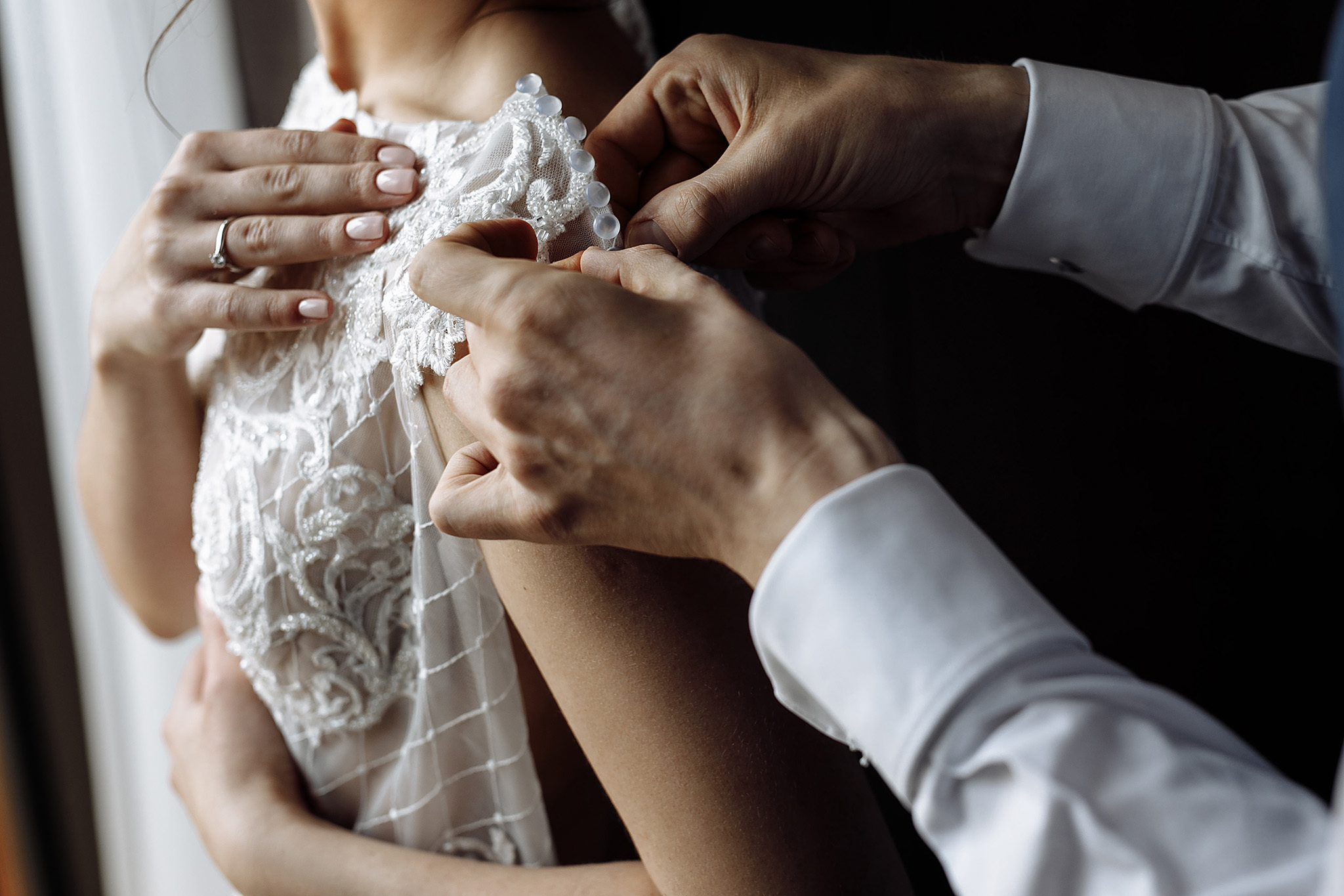 Эмоции в загсе, носы и пальцы. Фотограф Игорь Цаплин