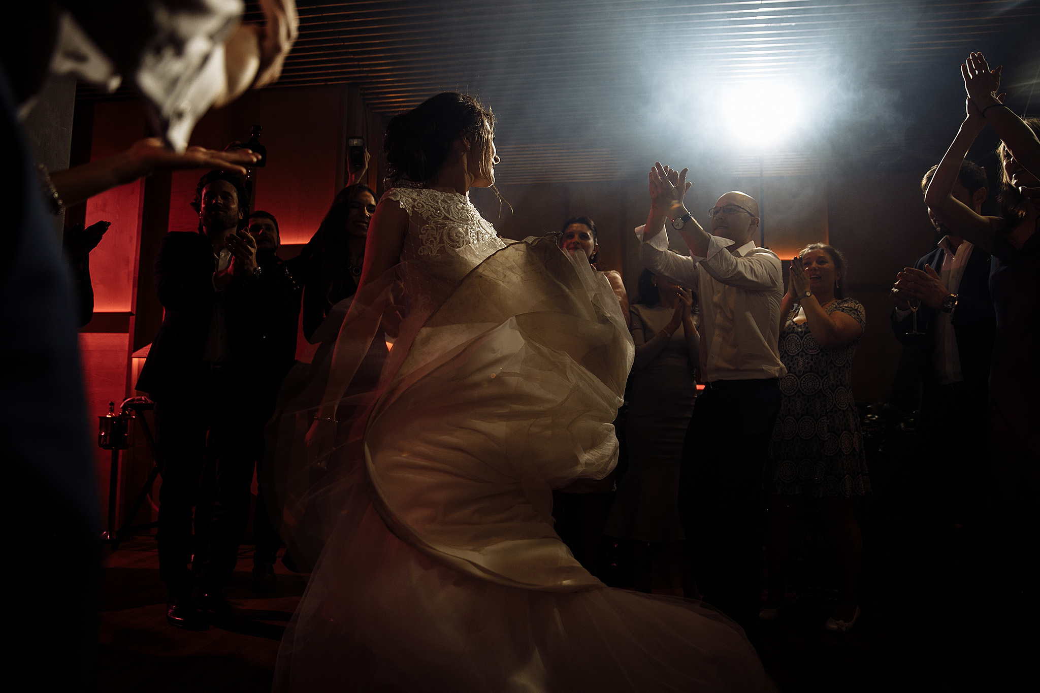 Эмоции в загсе, носы и пальцы. Фотограф Игорь Цаплин