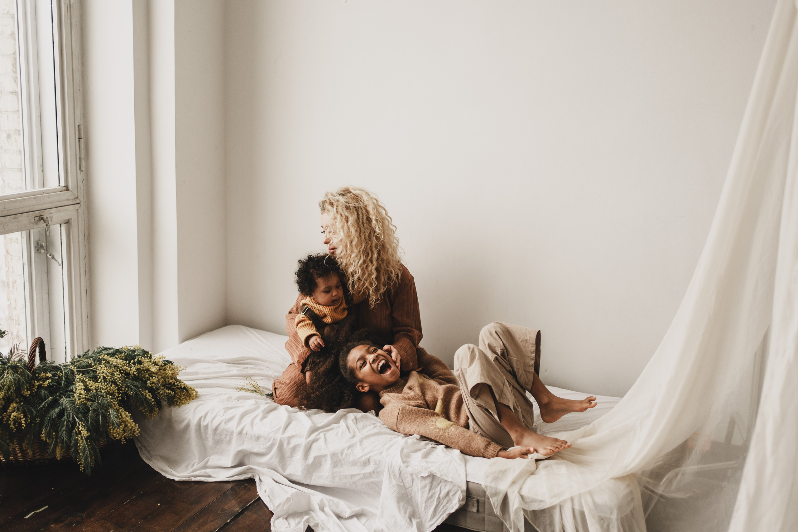 Девочки в мимозе. Семейный и детский фотограф и видеограф в Москве, Серпухове и Тарусе Валерия Сорокина