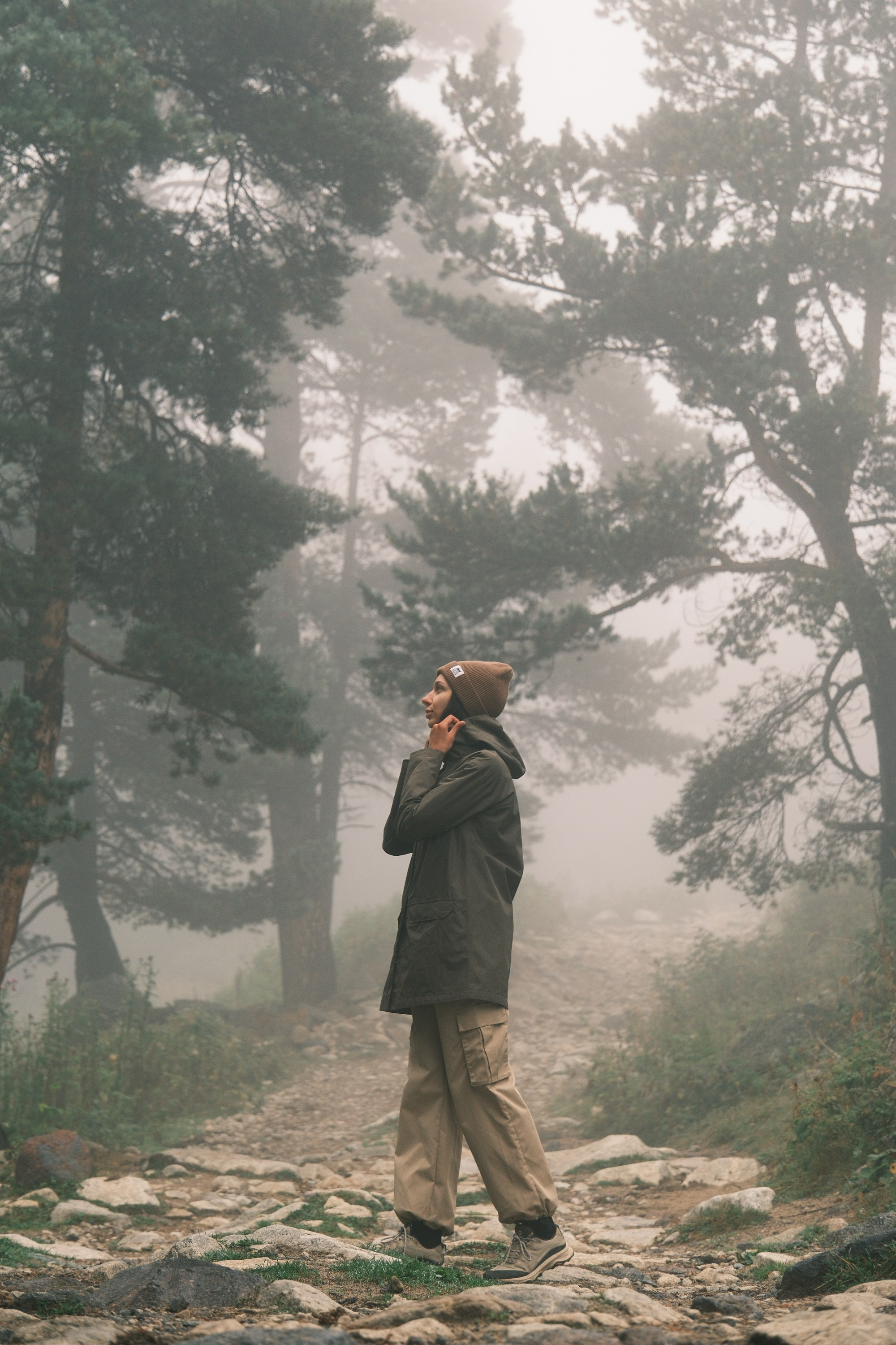 Портрет в туманном лесу, фотосессия в горах Кавказа