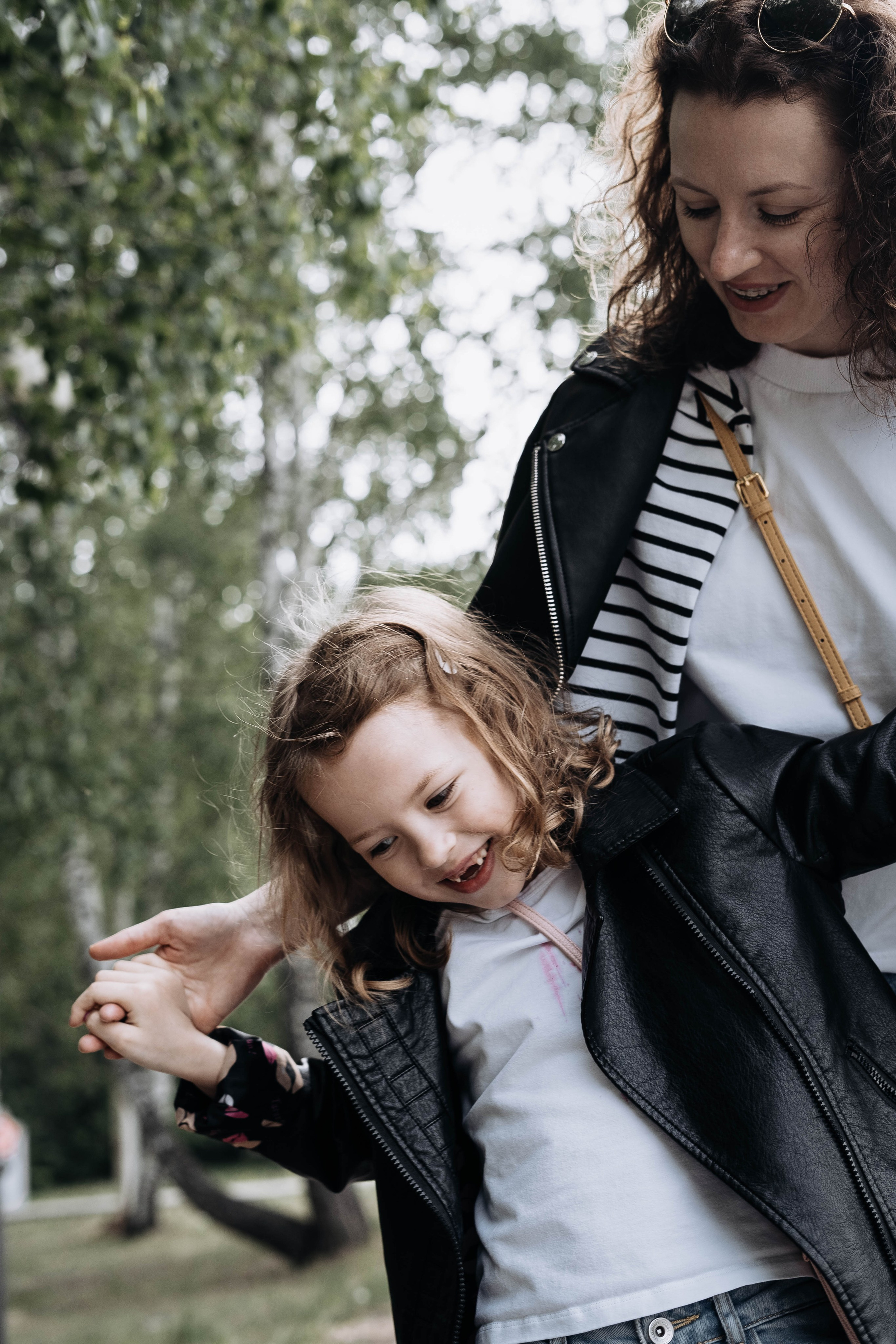 Маня и Аня ранним утром 🤍. Семейный фотограф в Томске Зарина Азизбаева