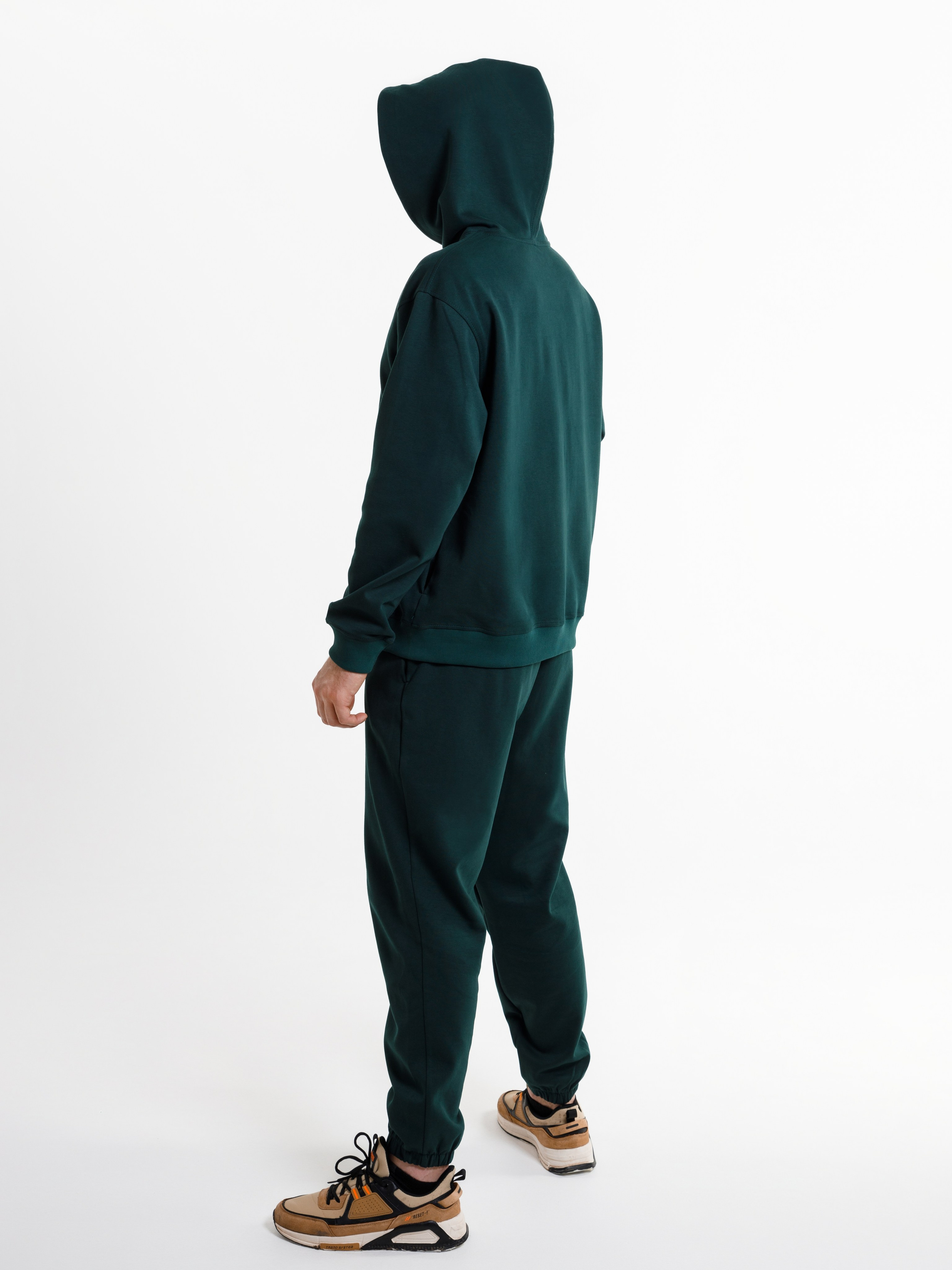 Съемка мужского спортивного костюма для Wildberries. СЕМЕЙНЫЙ И ПРЕДМЕТНЫЙ ФОТОГРАФ — ЛЕНА ГОНЧАР | КРАСНОДАР | МАЙКОП