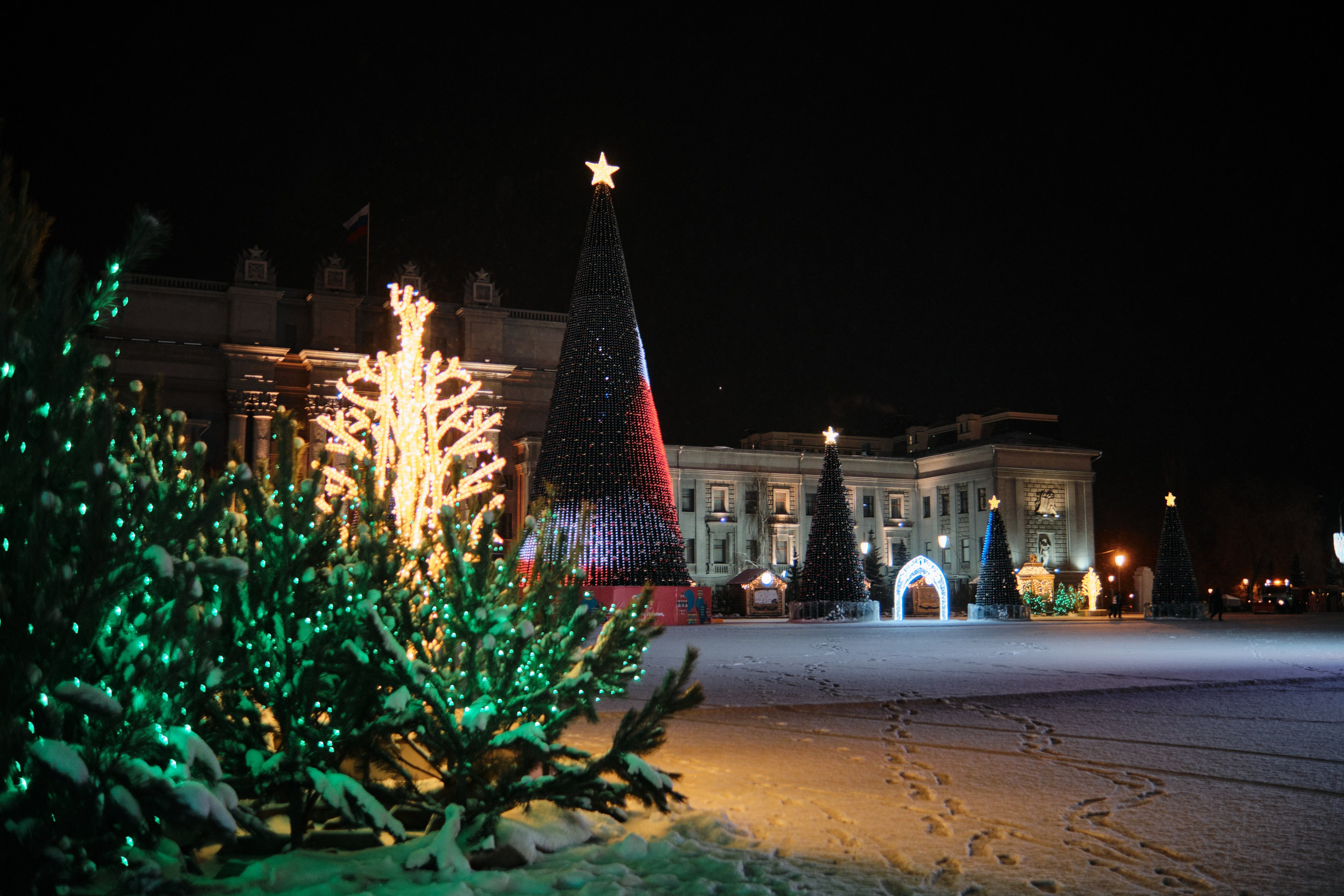 Праздничная атмосфера площади Куйбышева: украшенная ёлка и Самарский Академический Театр оперы и балета.