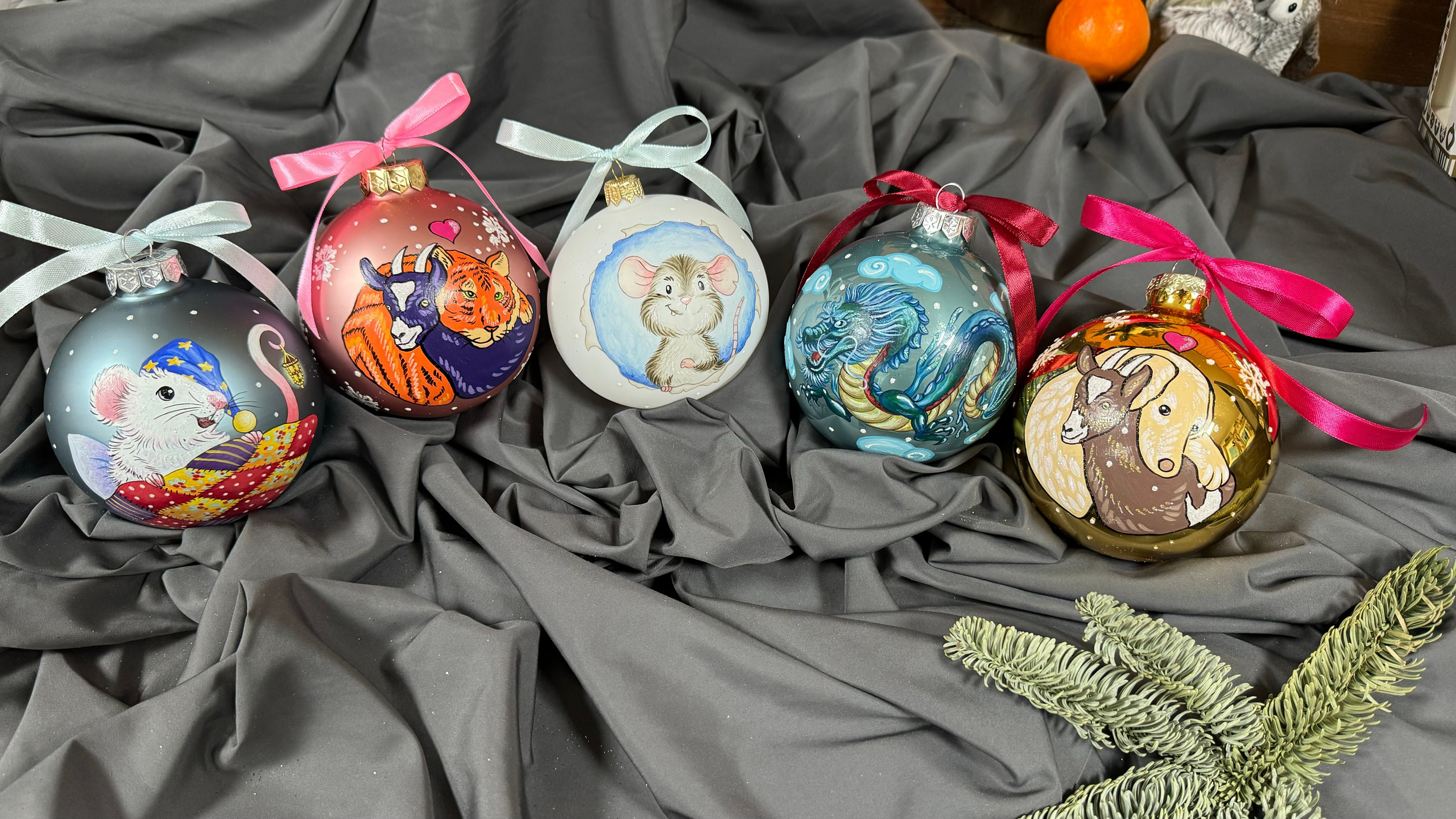 ArtSHARm- наше портфолио по ёлочным шарам с ручной росписью. Художественная ручная роспись елочных шаров, корпоративные подарки и восковые аромасвечи