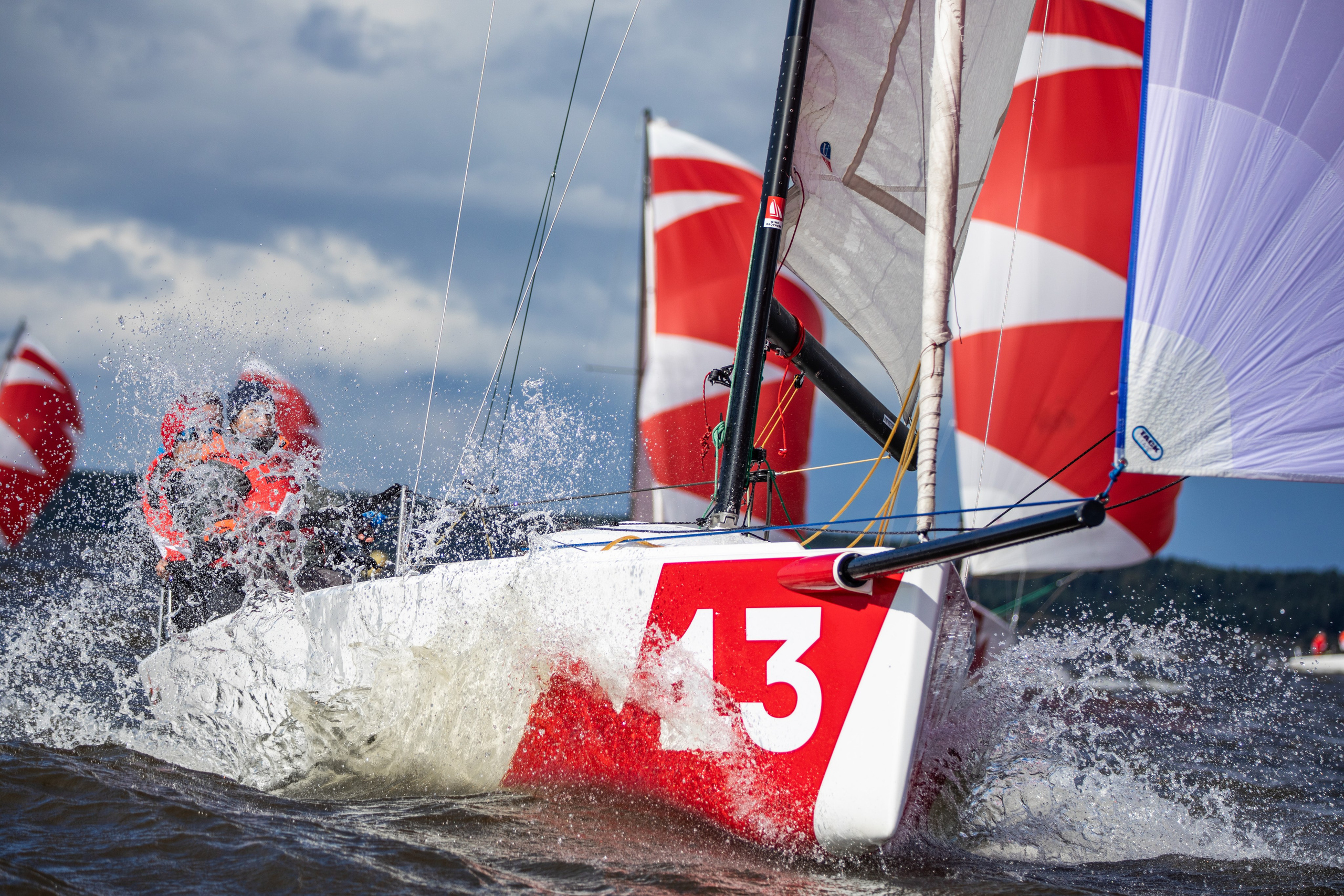 Парусная регата в парусном клубе, яхты идут под генакерами.