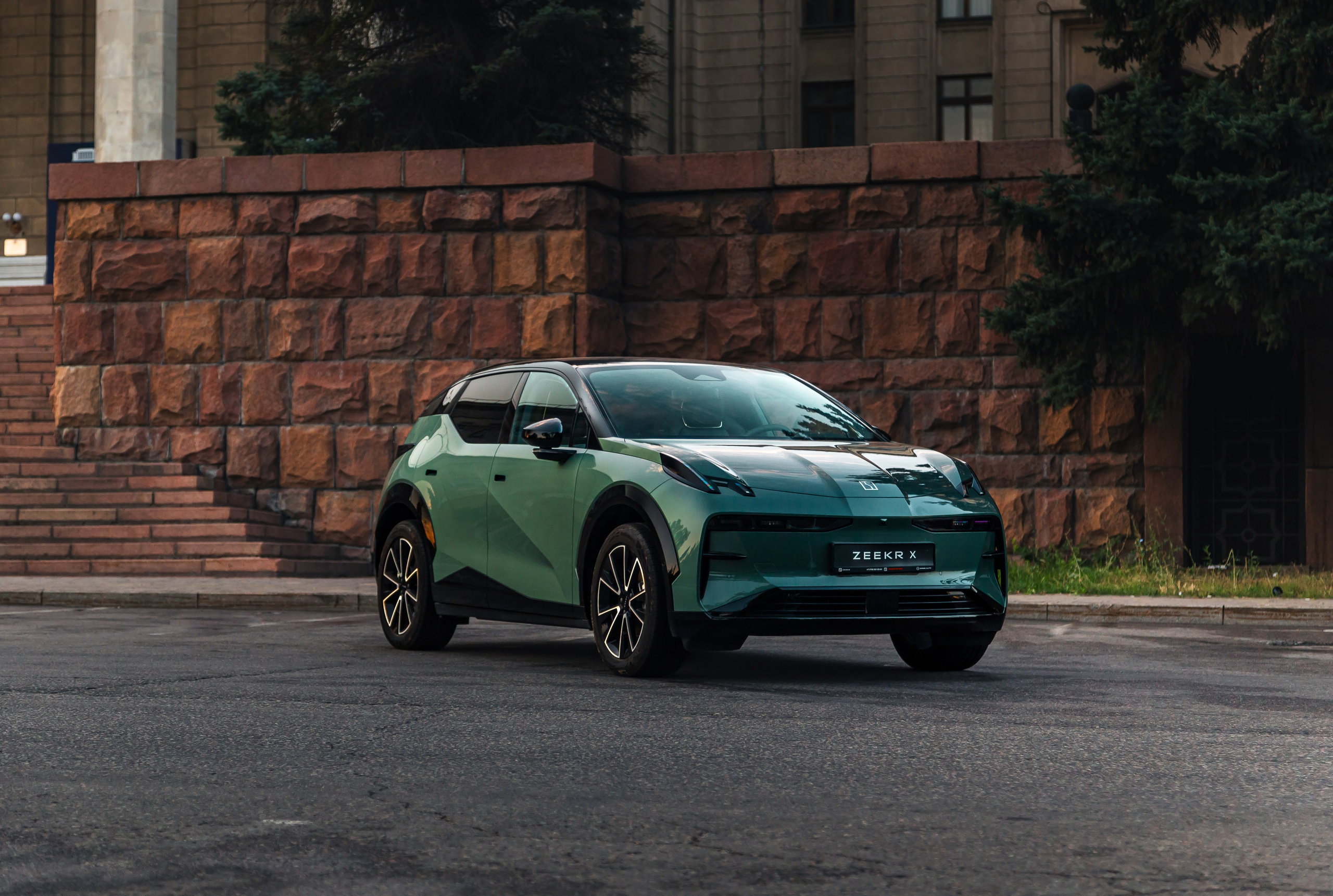 ZEEKR X. Рекламный и портретный фотограф в Алматы — Серекпаев Танирхан