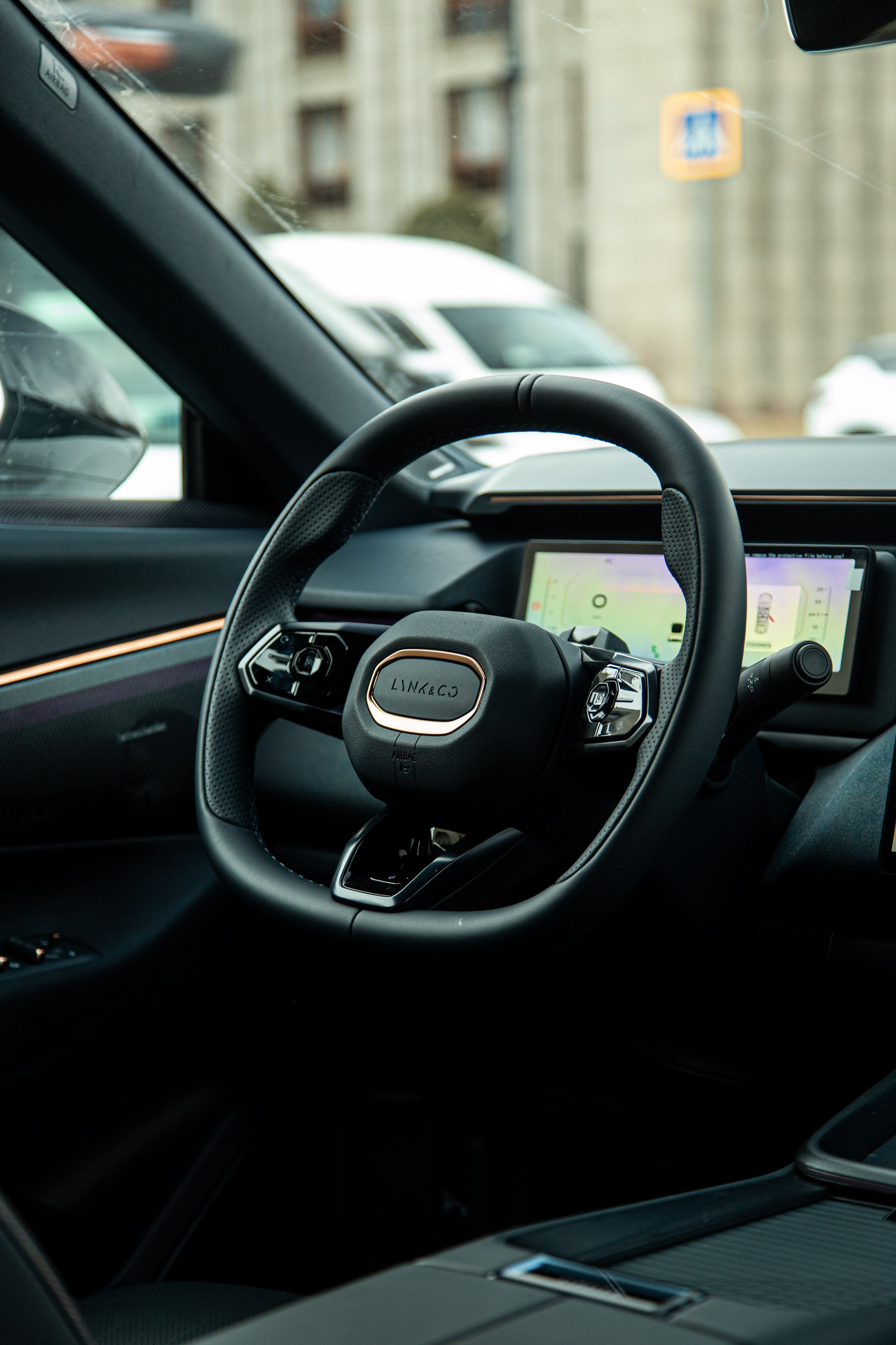 Lynk&Co 08 EM-P. Рекламный и портретный фотограф в Алматы — Серекпаев Танирхан