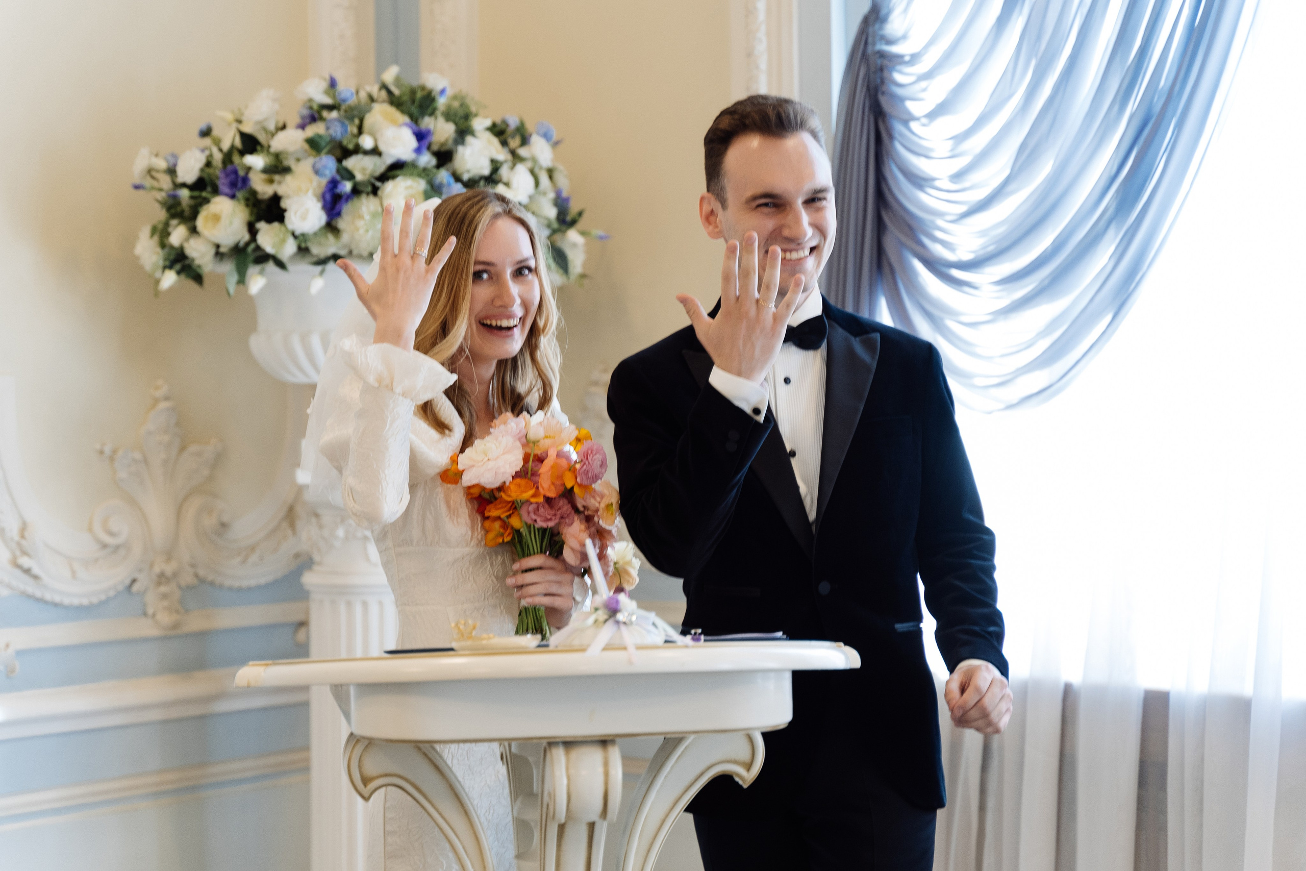 Камерная свадьба на фонтанке в сезонах. Свадебный фотограф организатор в Санкт-Петербурге Ассоль Опарина