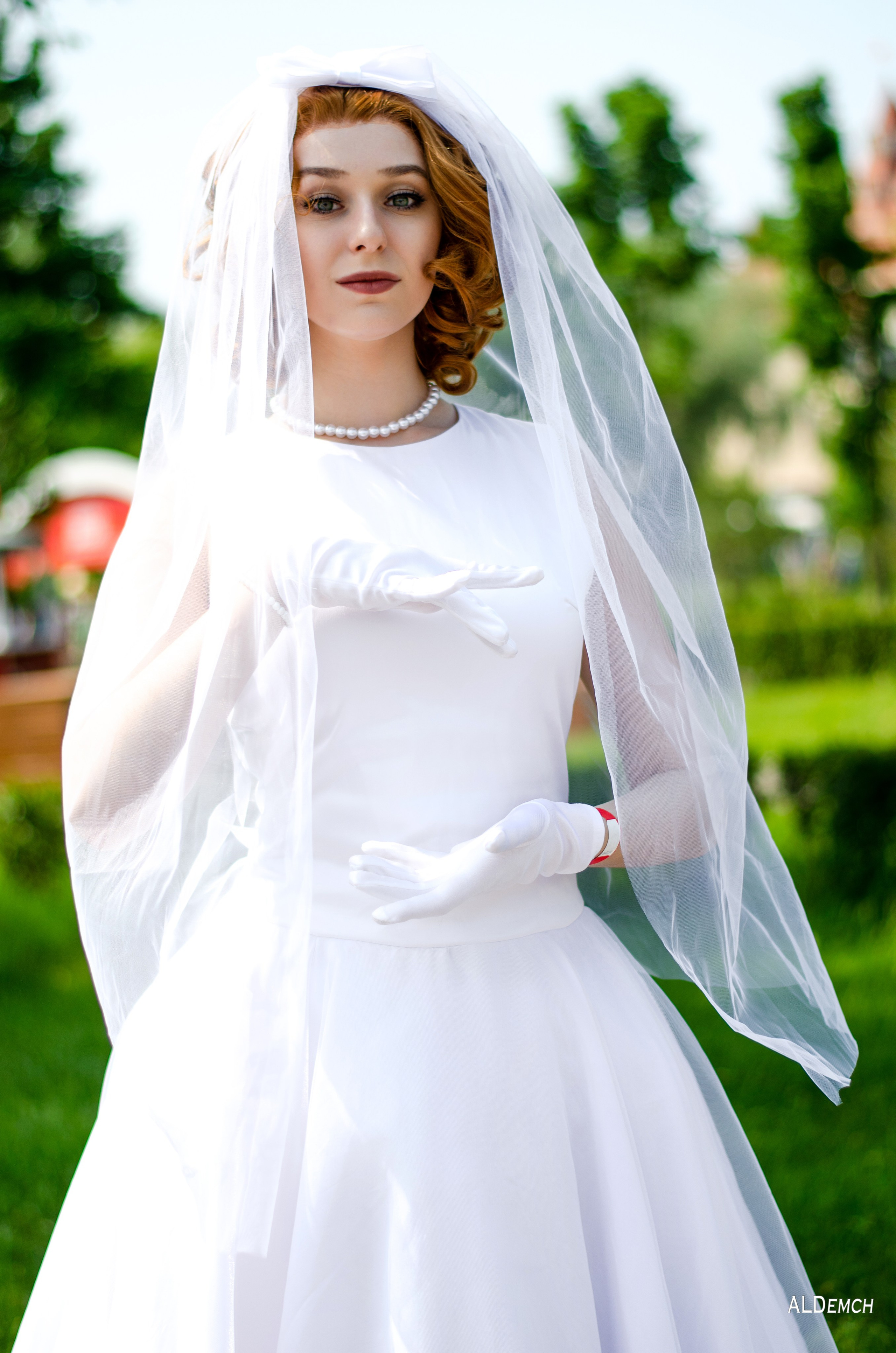 девушка в свадебном платье в парке Острова мечты в Москве