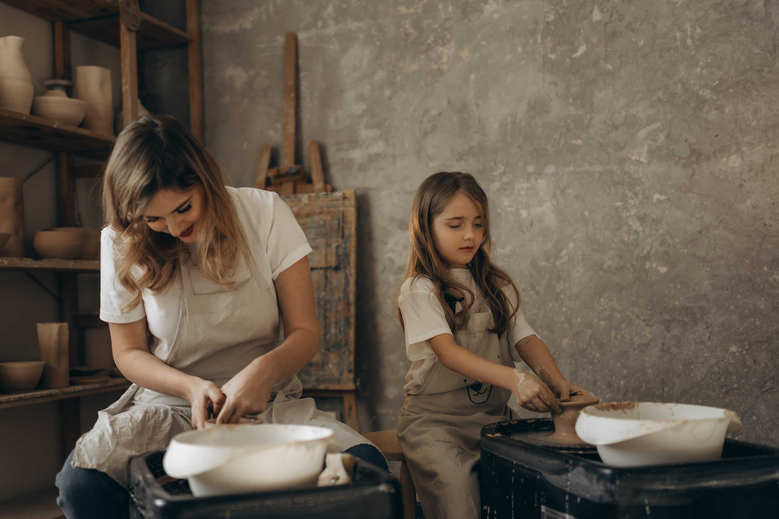 В гончарной мастерской. Семейный фотограф Москва. Фотограф беременности и материнства Москва