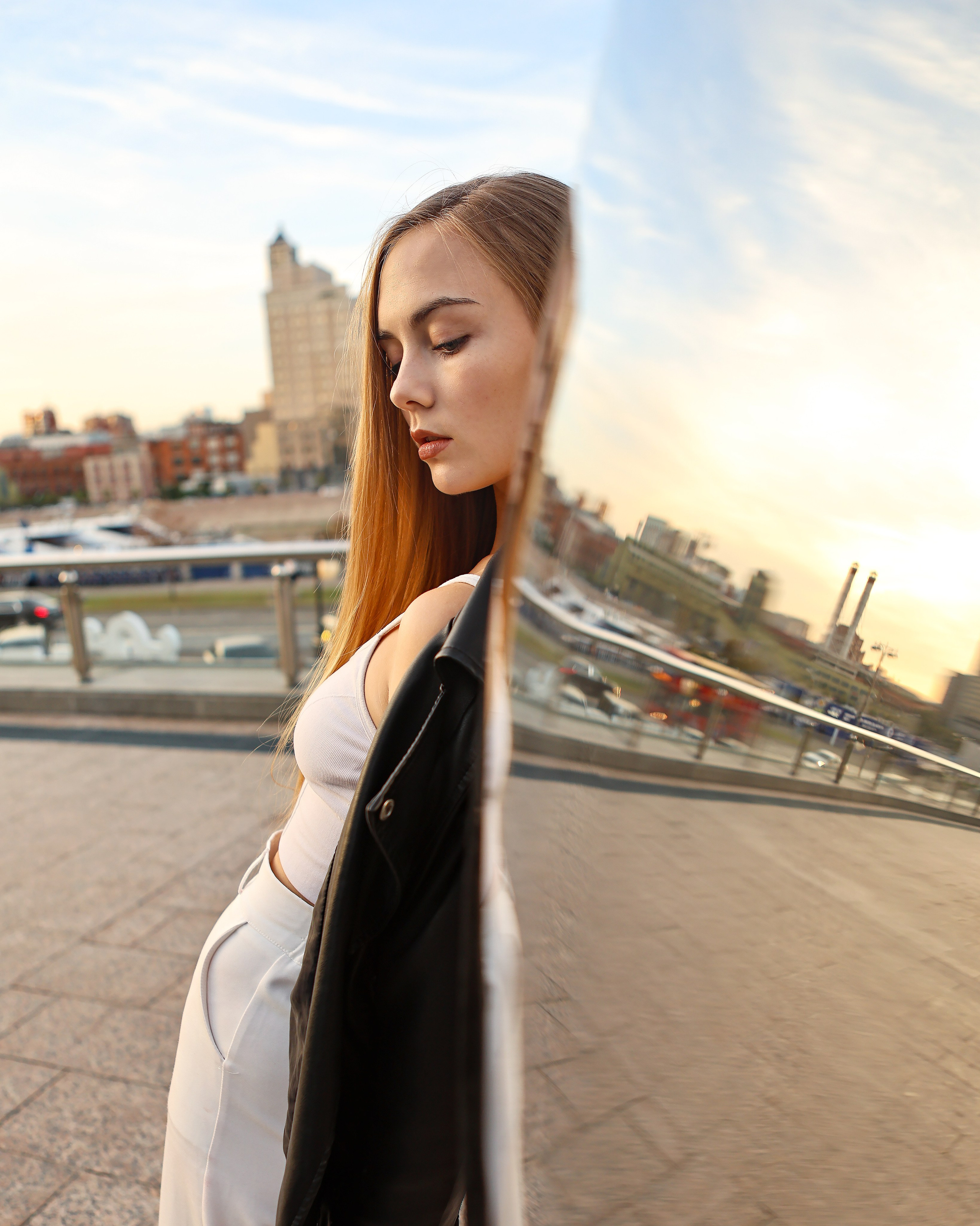 девушка на фоне отражения города