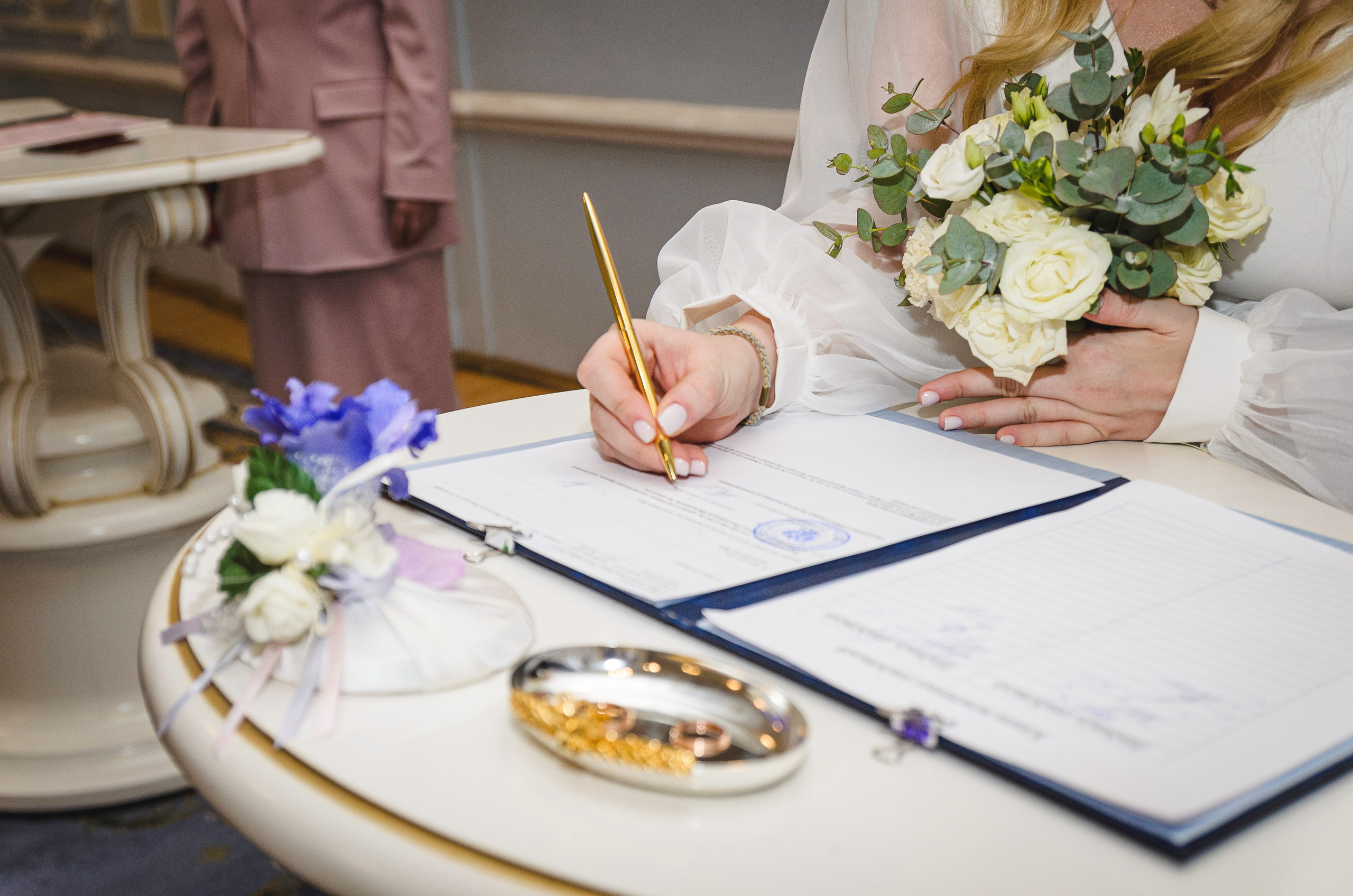 Репортажка в ЗАГСе росписи молодожёнов. Портретный и репортажный фотограф в Санкт-Петербурге