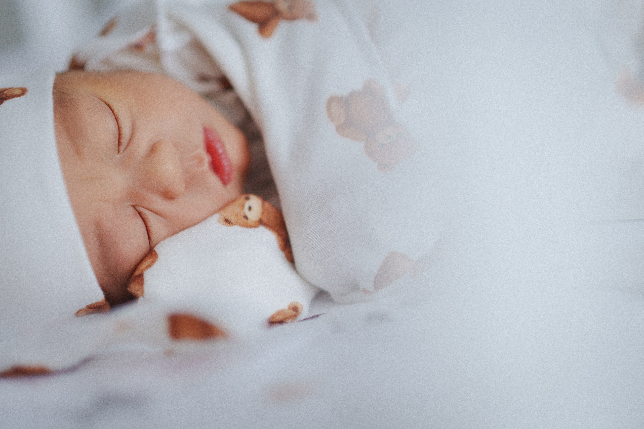 Домашняя фотосессия новорождённого — минималистично, современно, с душой