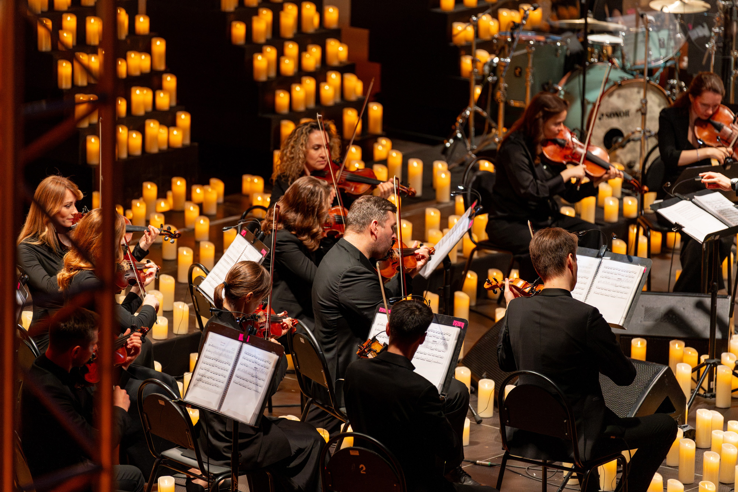 Симфонический оркестр Lumisfera при свечах. Фотограф Никита Комаров