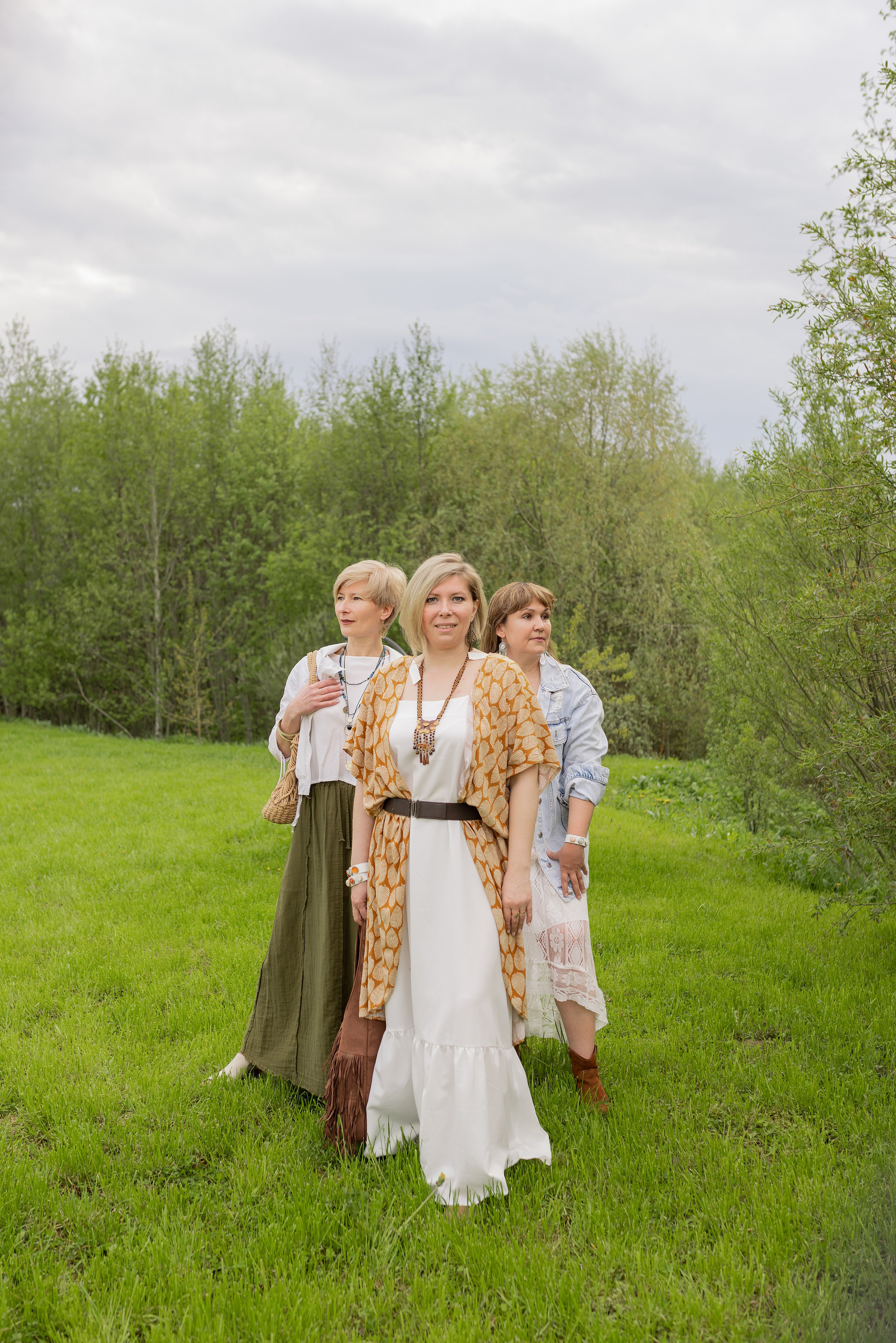 Девушки стоят рядом, но смотрят в разные стороны