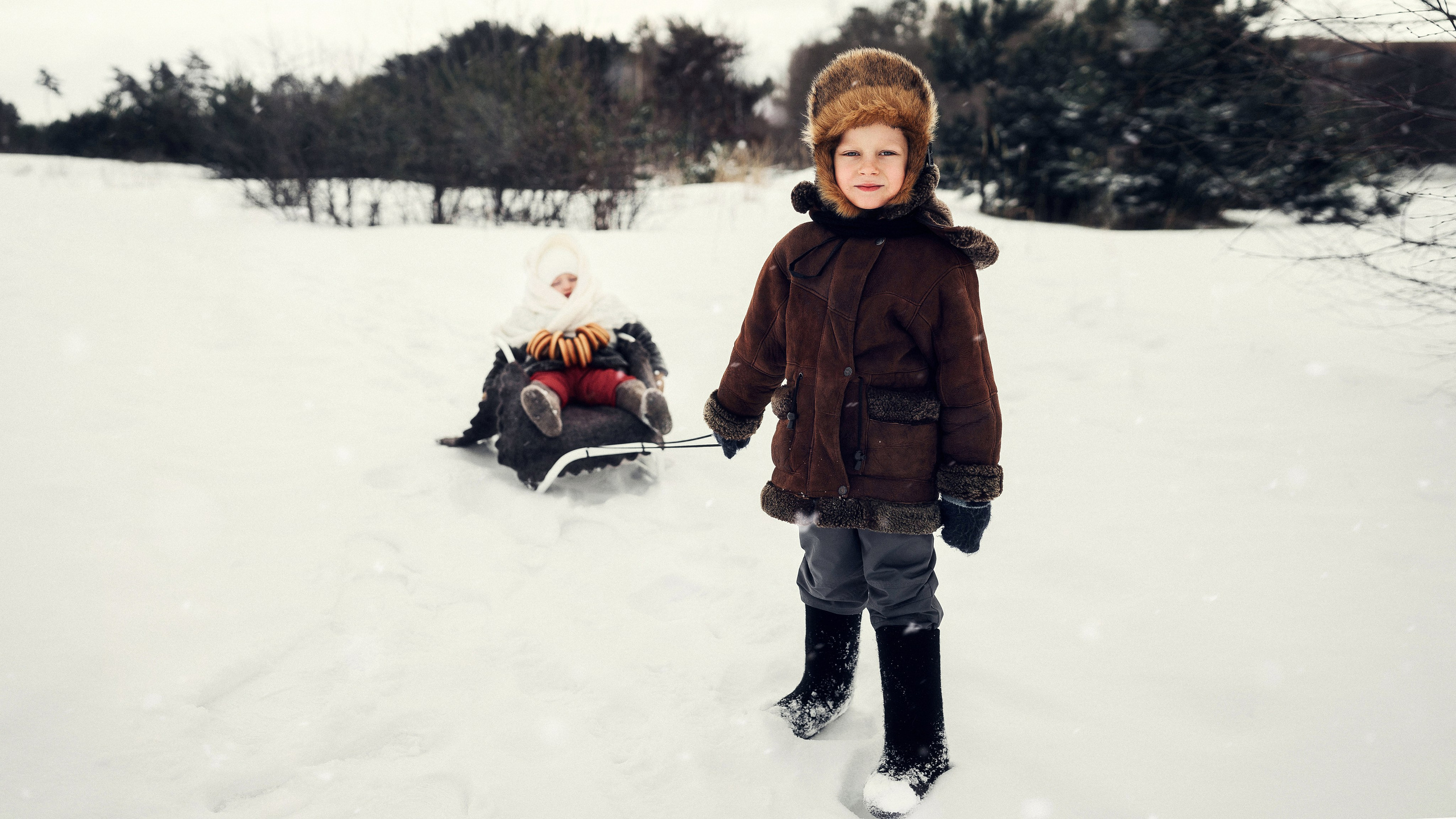 Новогодняя фотосессия детей в лесу.