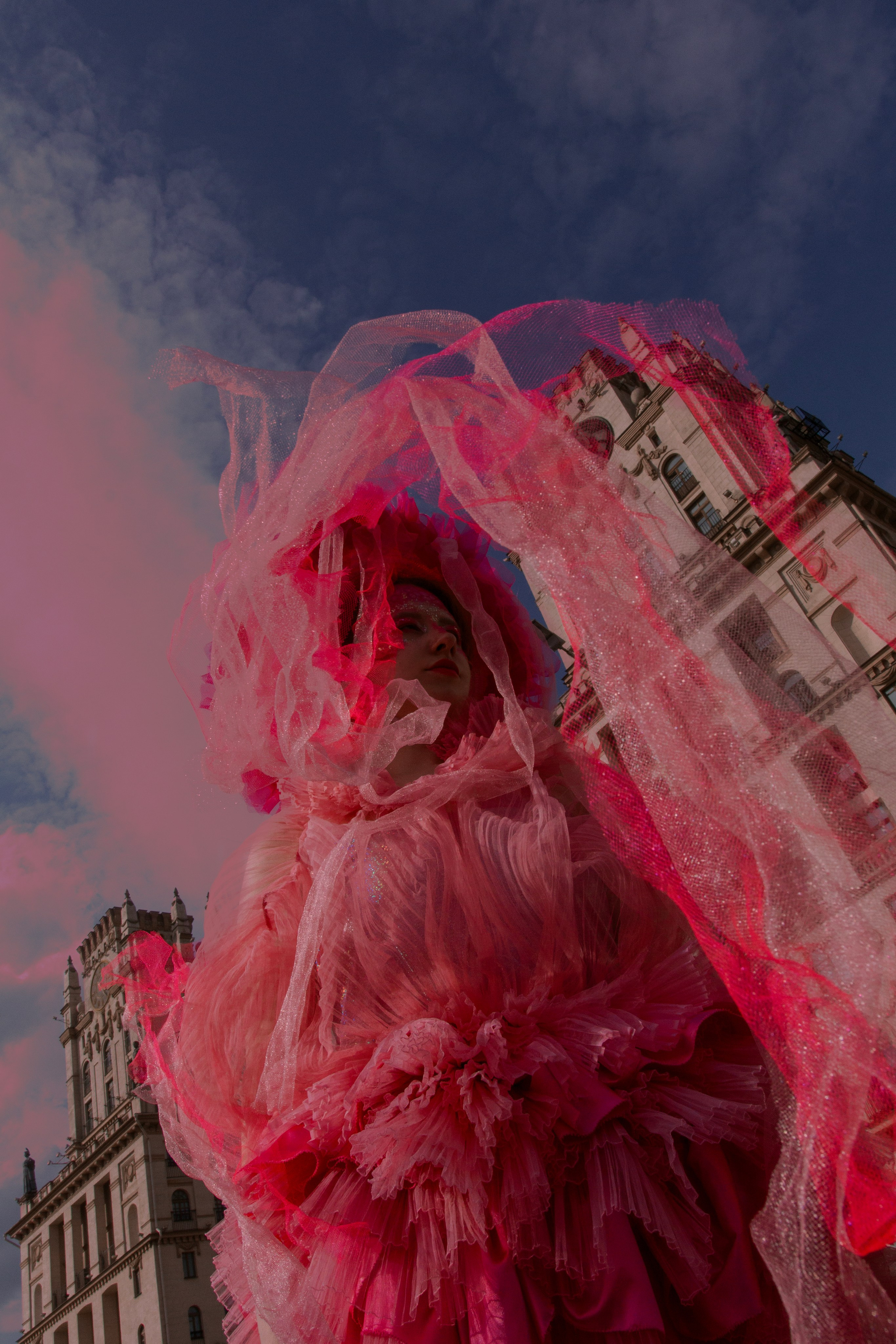 Яркая медуза врывается в май