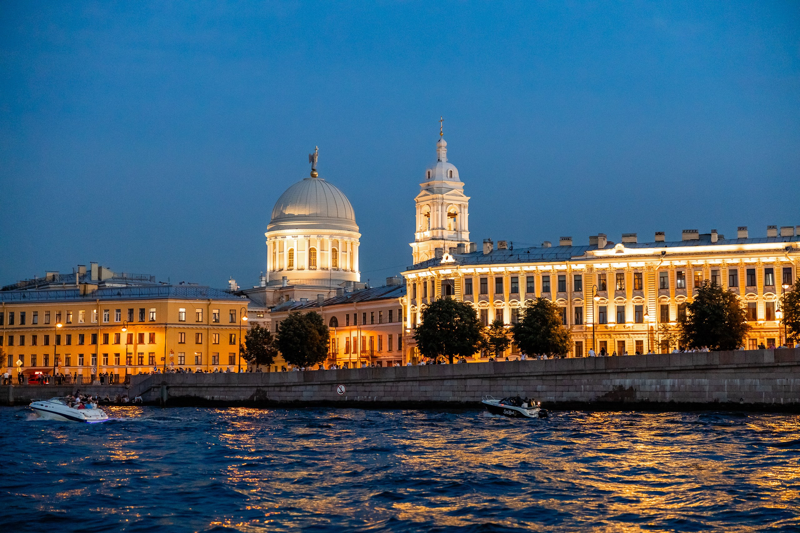 Вечерний вид на набережную Макарова и Храм Святой Великомученицы Екатерины с борта теплохода