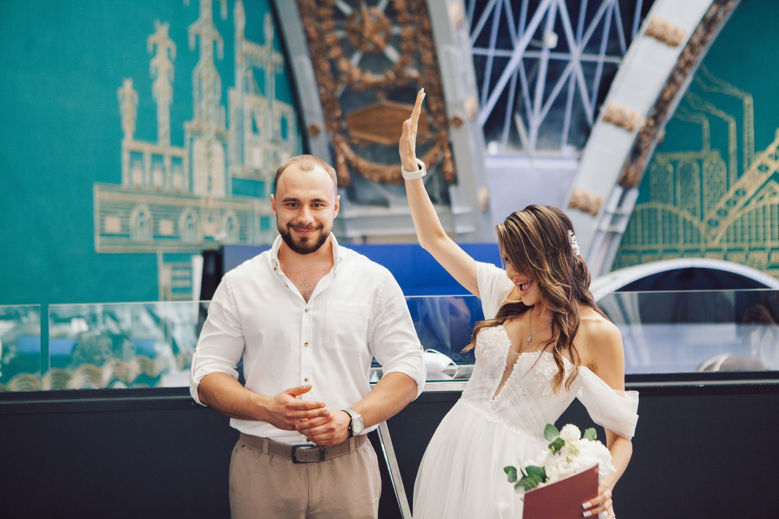 Молодожены в павильоне космонавтики и авиации №34 на вднх и в ресторане московское небо. Фотограф Ольга Ефремова