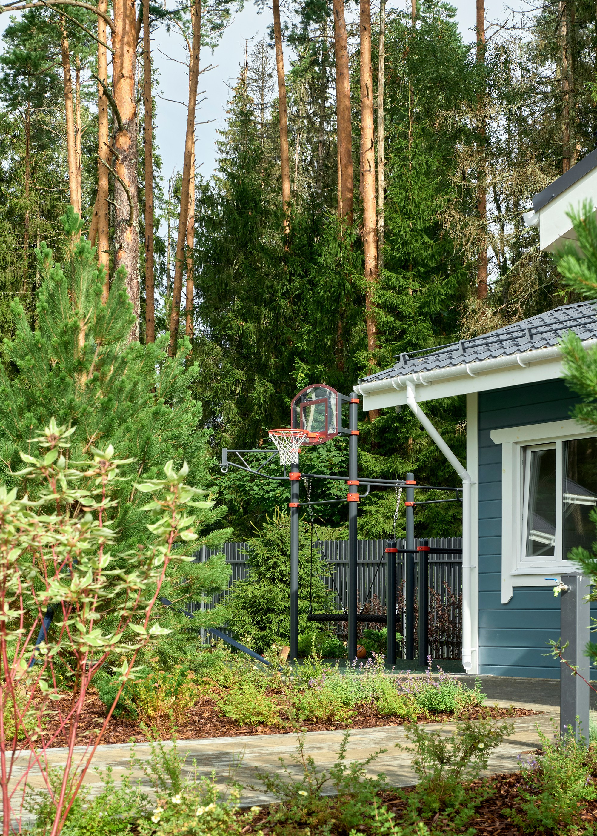 Фотосъемка реализованного проекта частного сада в Заполье для ландшафтной студии Хвоя. Фотограф Наталья Соловьева