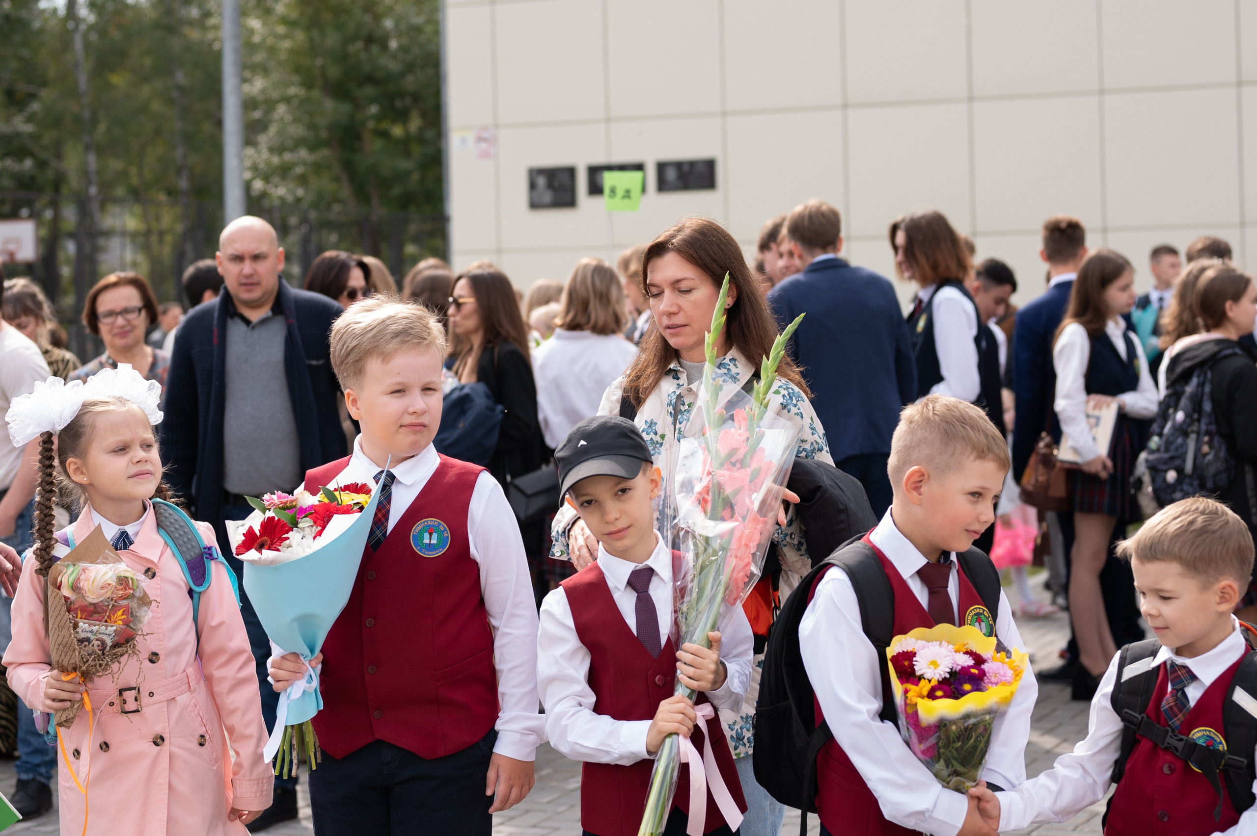 1 сентября 16 гимназия 2 класс (линейка + в классе+ на улице). Фотограф новорожденных, семейный детский в Тюмени Татьяна Морозова