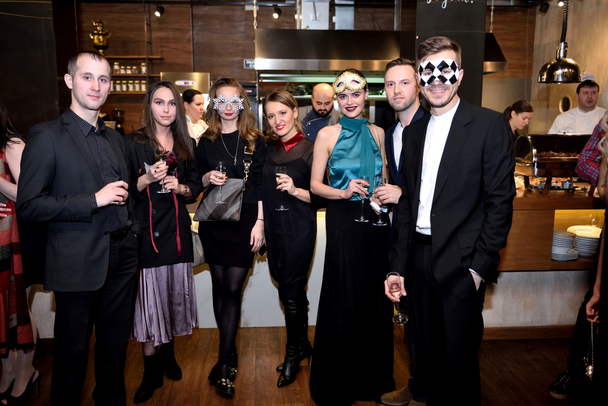 "Портрет группы сотрудников на мероприятии".