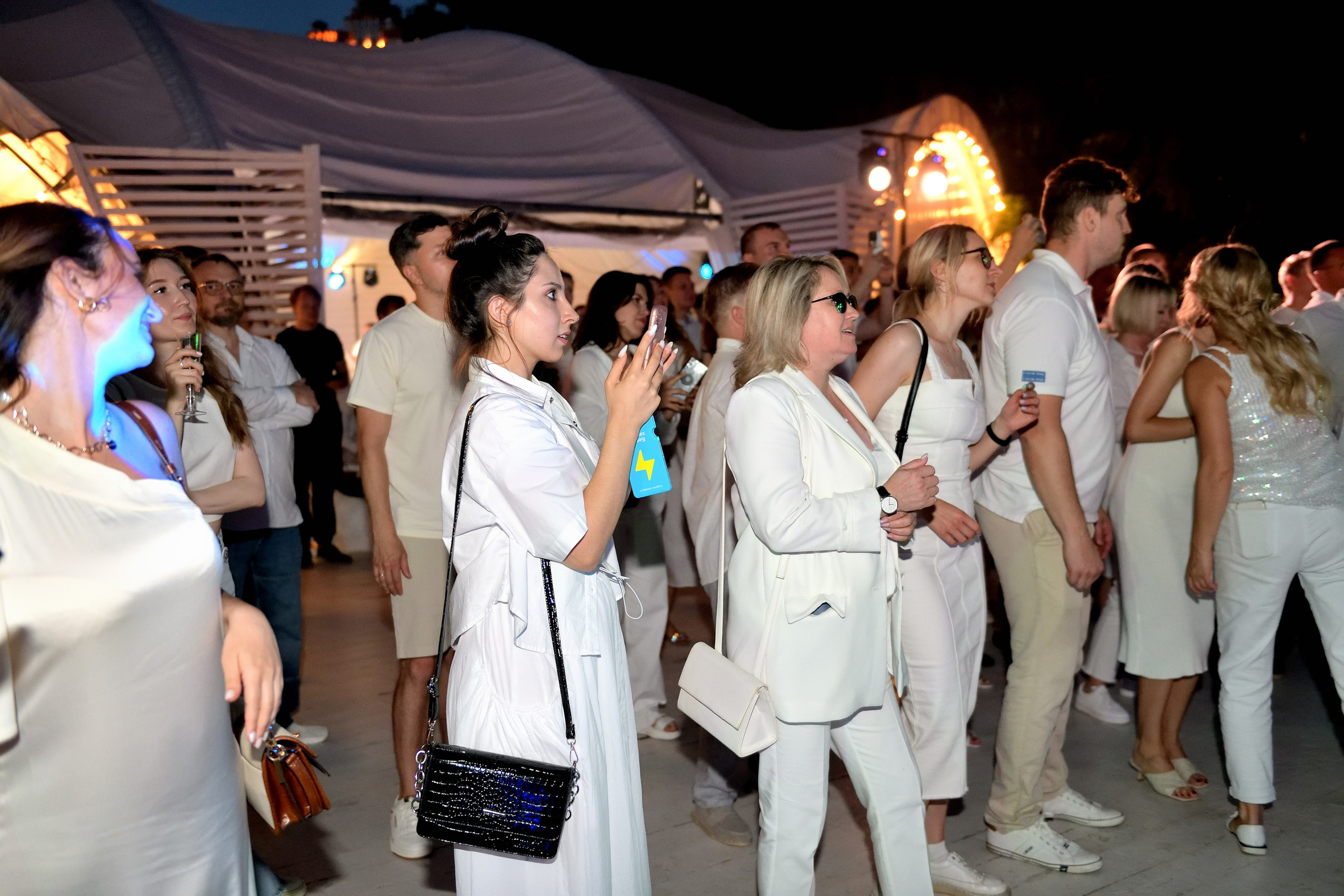 "Динамичный концертный репортаж".