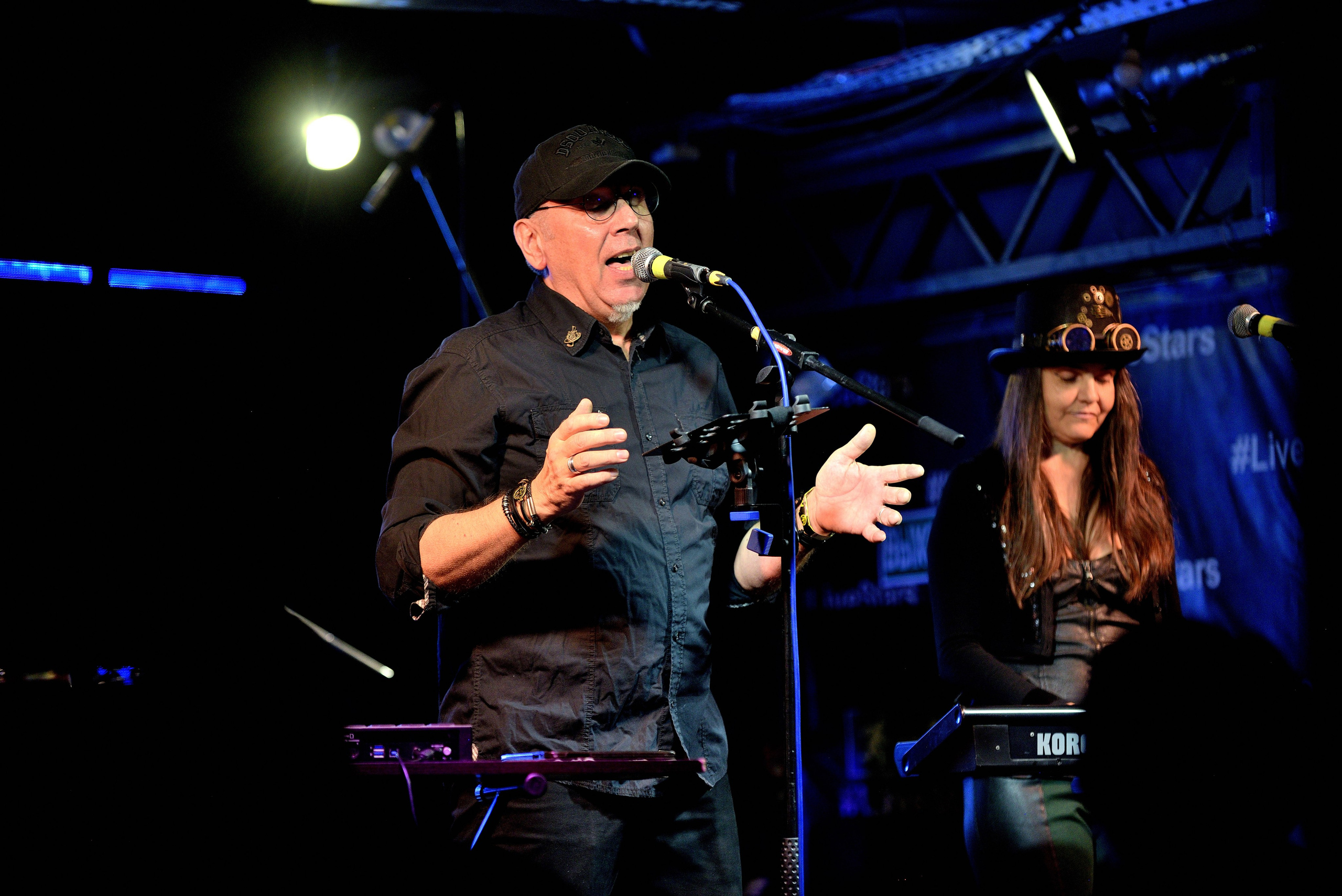 "Солист группы "БИО" выступает на музыкальном фестивале в клубе LiveStars".