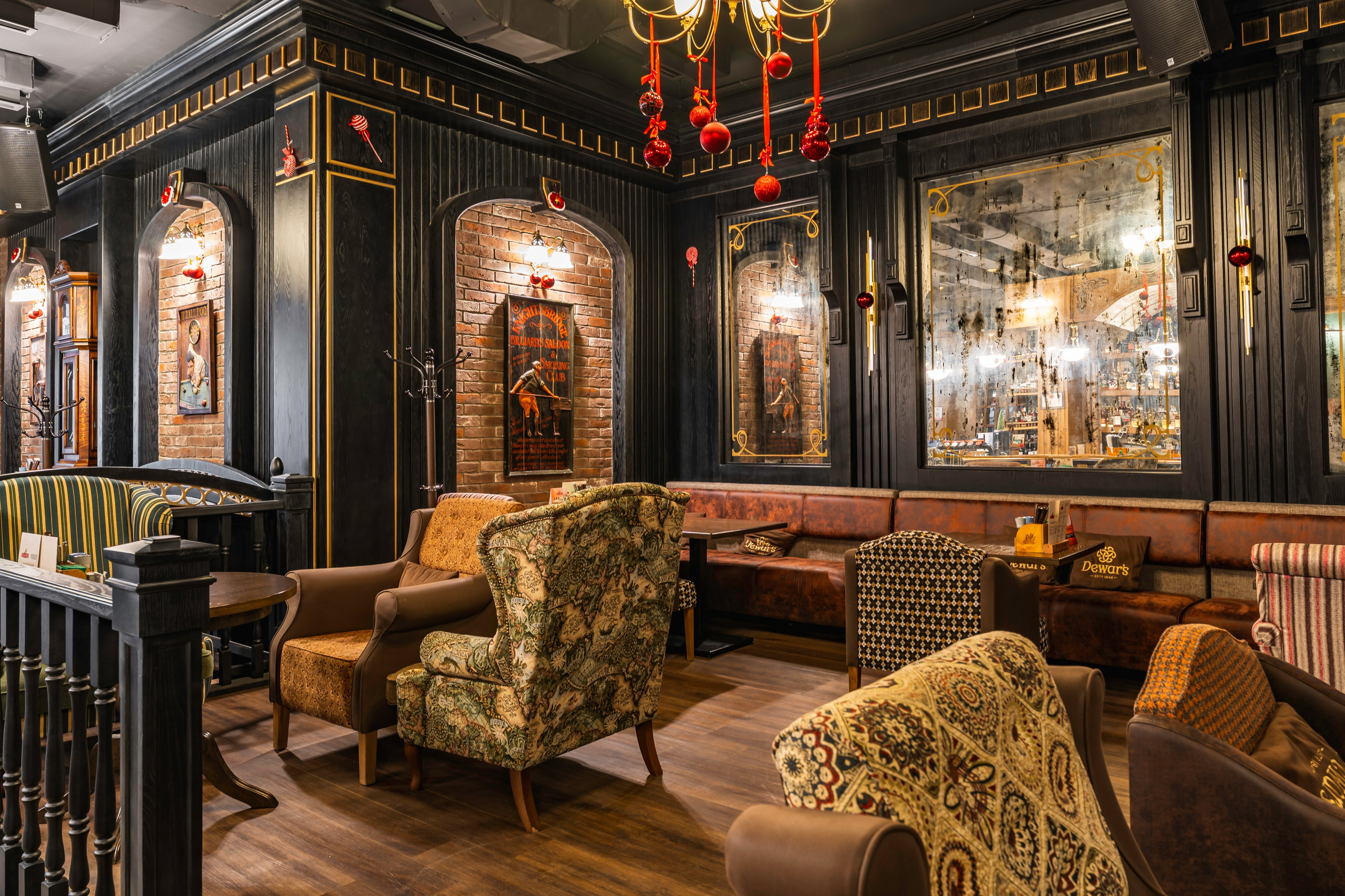 Алматы, Fuller's Izumrud — небольшой уютный паб в тихом районе, декабрь 2025. Интерьерный фотограф Алматы