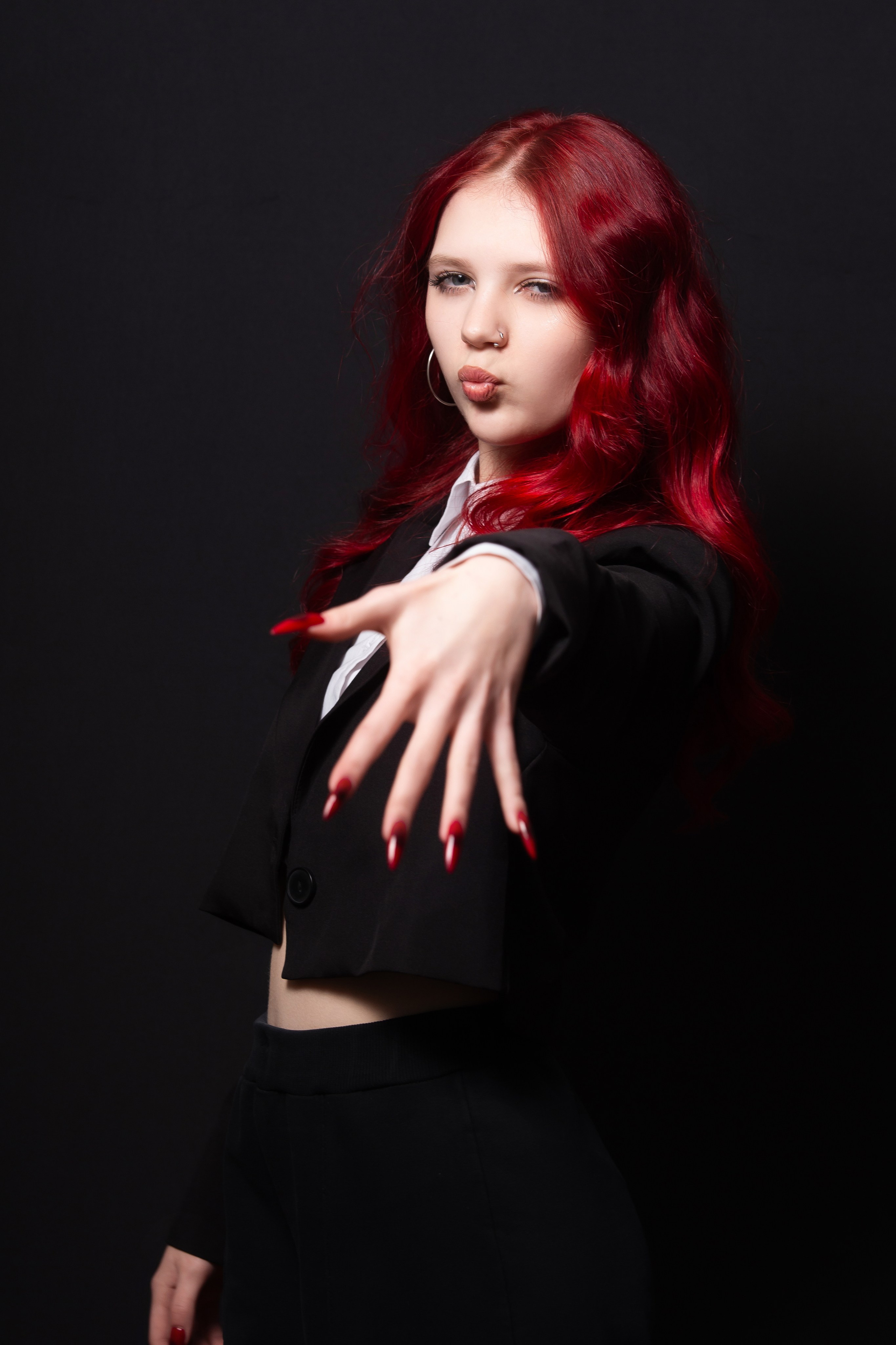 Портретная фотосессия для учеников 9 класса на чёрном фоне | Школьный фотограф Николай Богатырёв | Твой альбом / Твои правила. ТВОЙ АЛЬБОМ / ТВОИ ПРАВИЛА