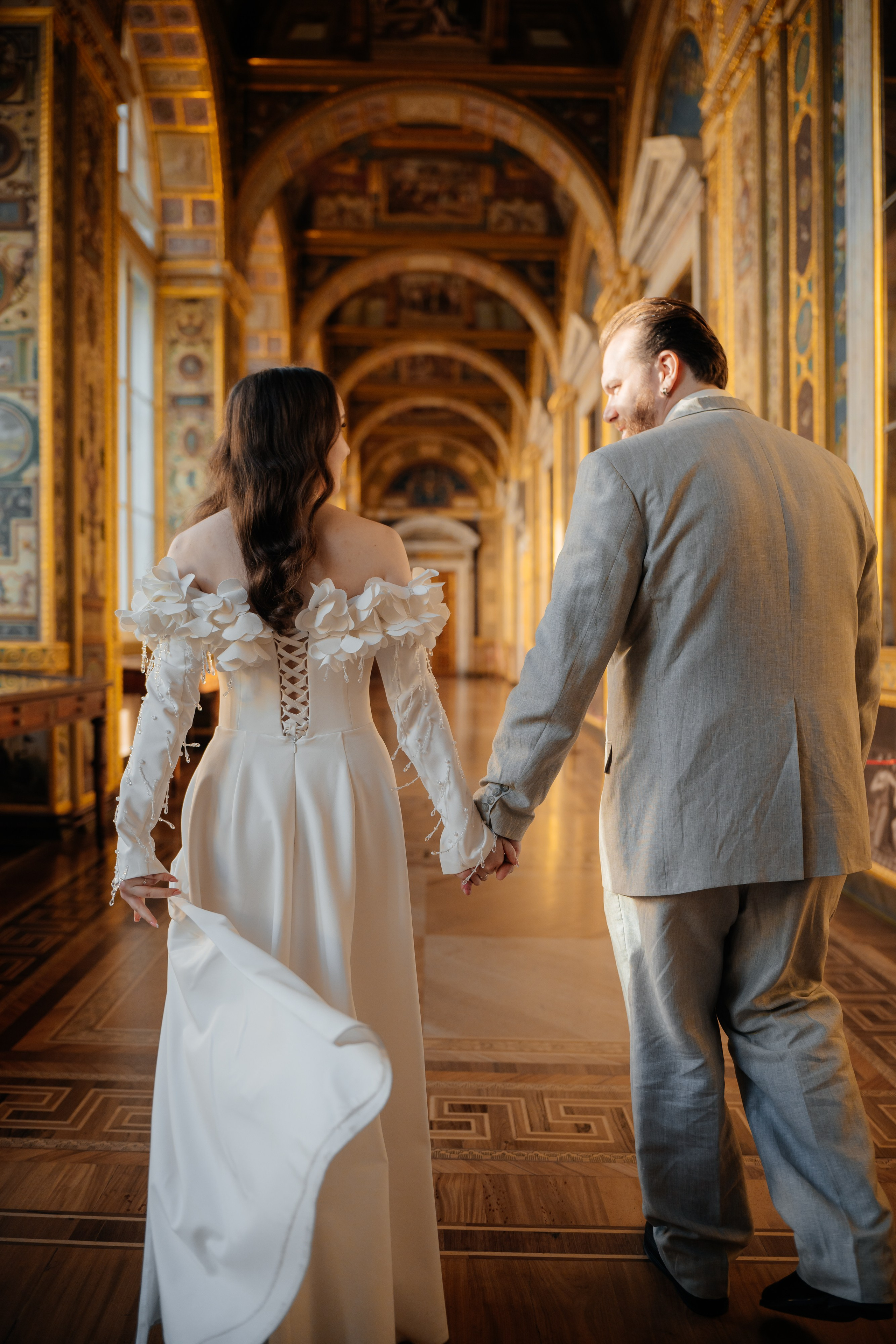 Свадебная фотосессия в Эрмитаже жених и невеста бегут по Лоджии Рафаэля