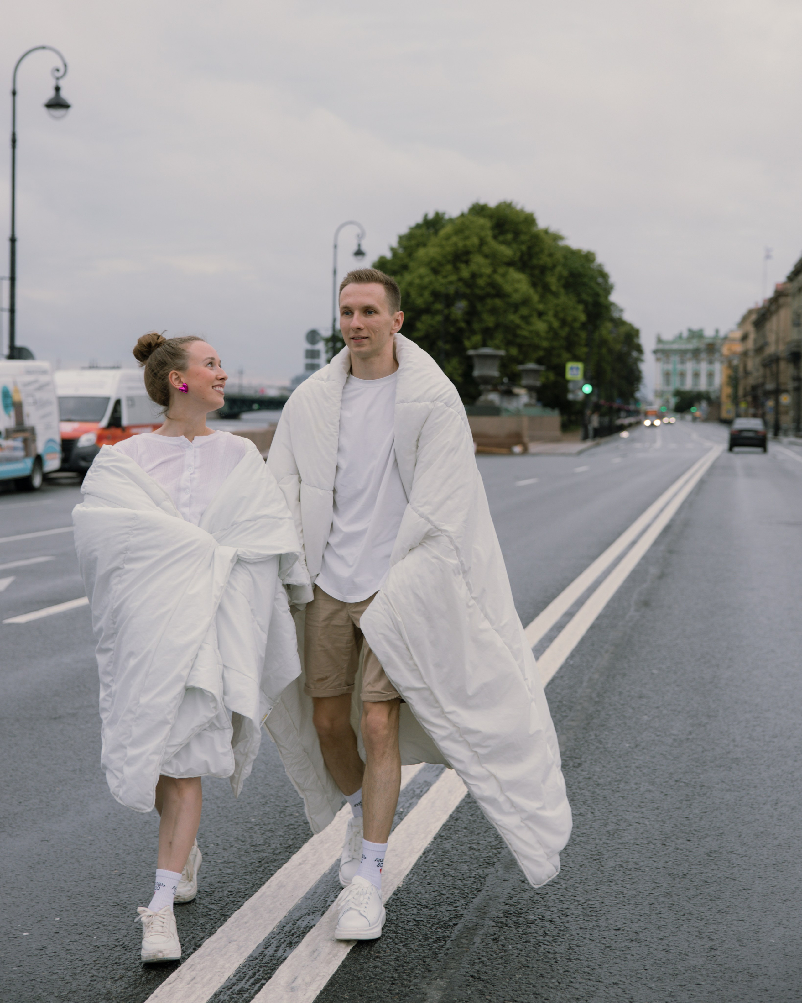 Лавстори прогулка в одеялах по ночному городу летом в Санкт-Петербурге. Фотограф в Санкт-Петербурге Вагнер Юлия