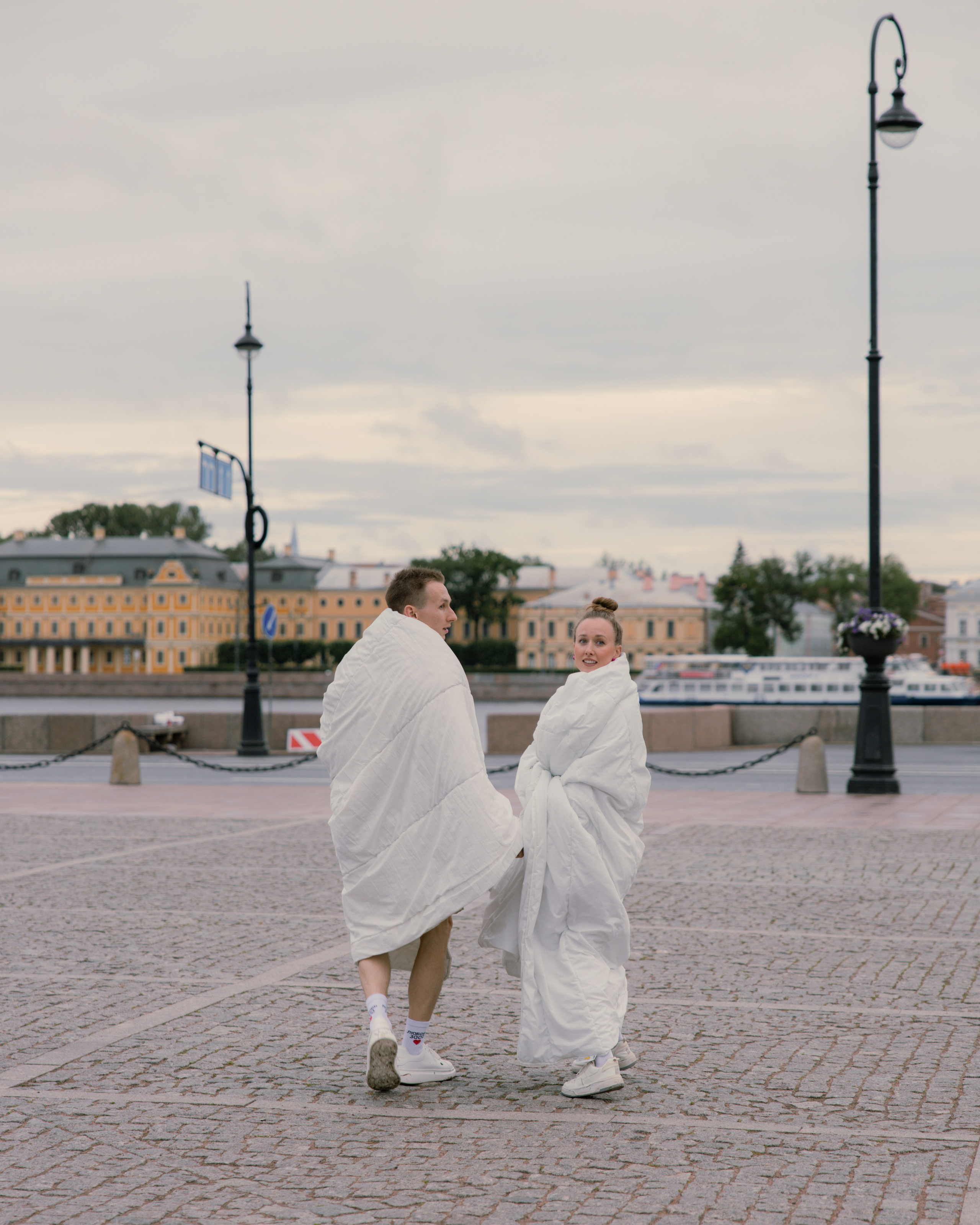 Лавстори прогулка в одеялах по ночному городу летом в Санкт-Петербурге. Фотограф в Санкт-Петербурге Вагнер Юлия