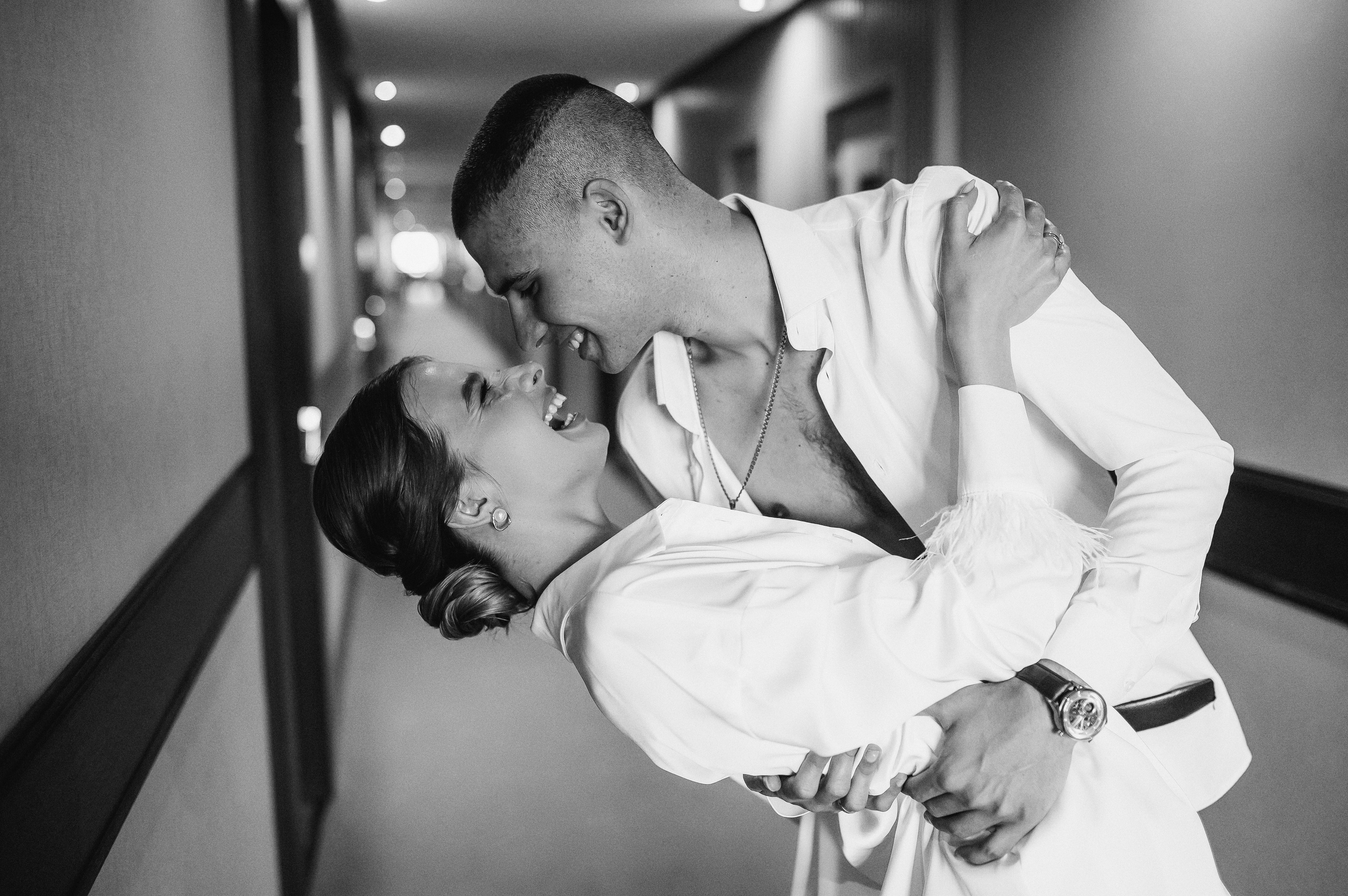 Свадебное утро и прогулка красивой яркой пары. Свадебный и семейный фотограф в Симферополе Дарья Маркова